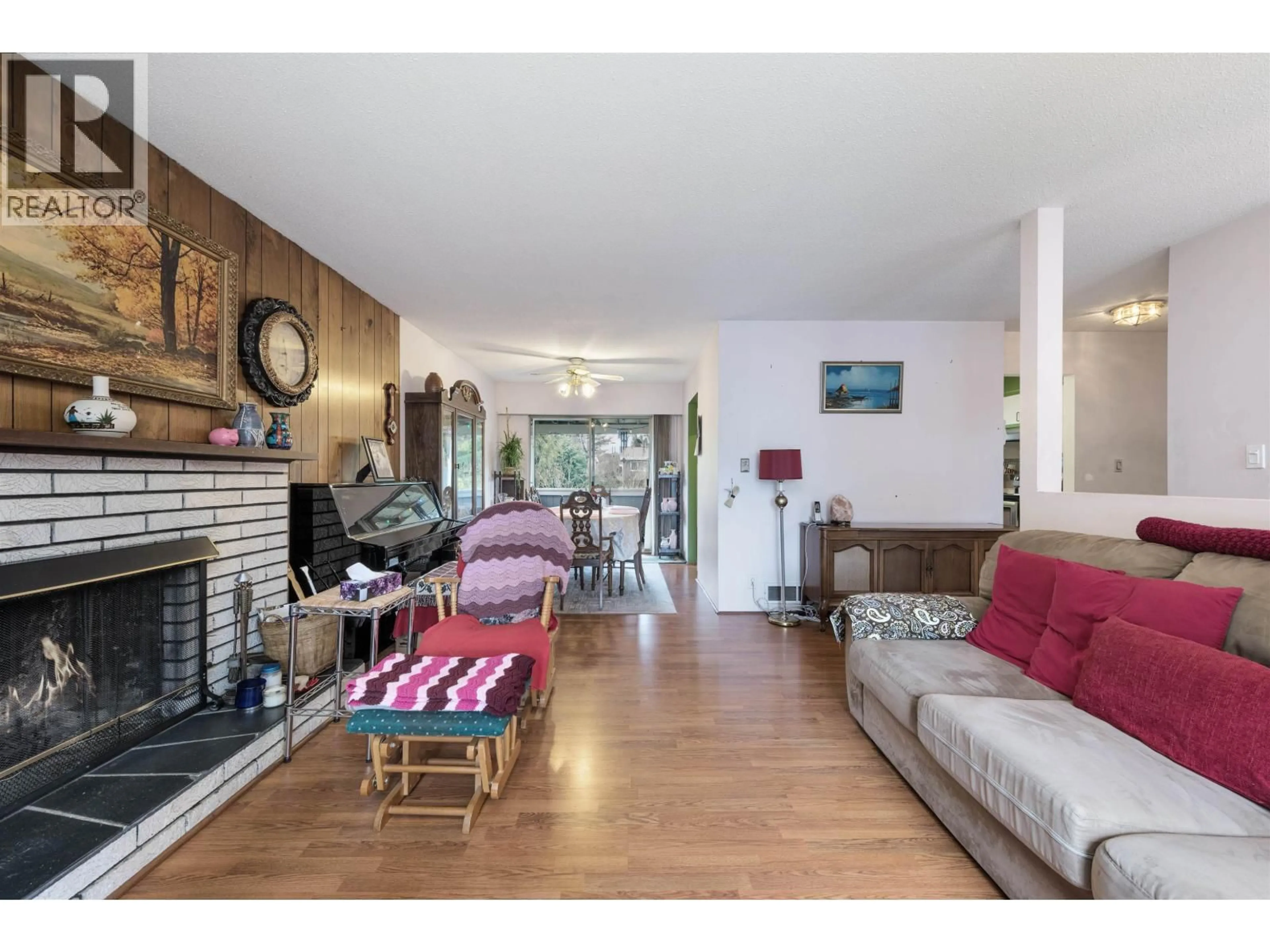 Living room with furniture, wood/laminate floor for 4785 46 AVENUE, Delta British Columbia V4K1N4