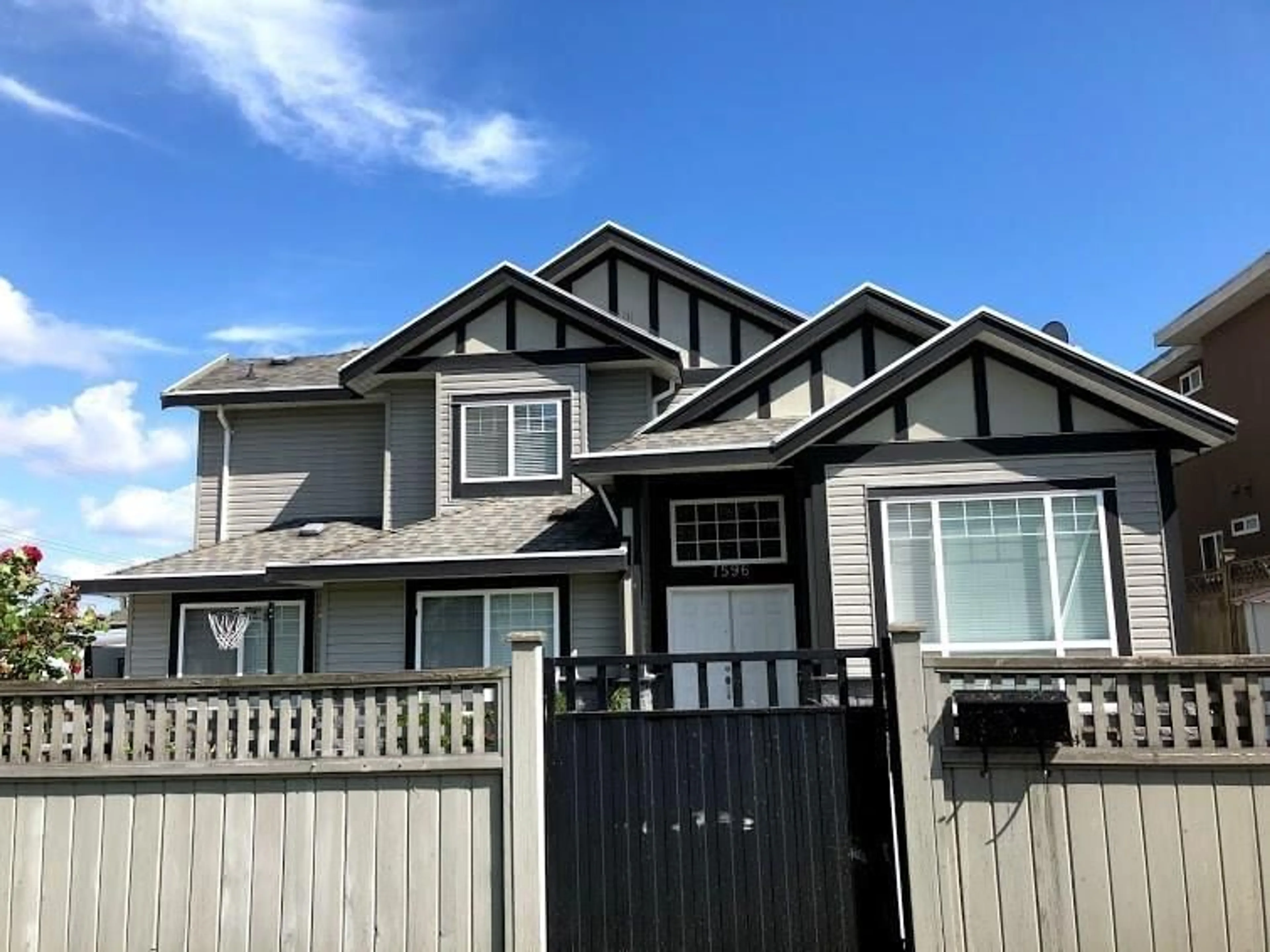 Home with vinyl exterior material, street for 7596 144, Surrey British Columbia V3W5S6