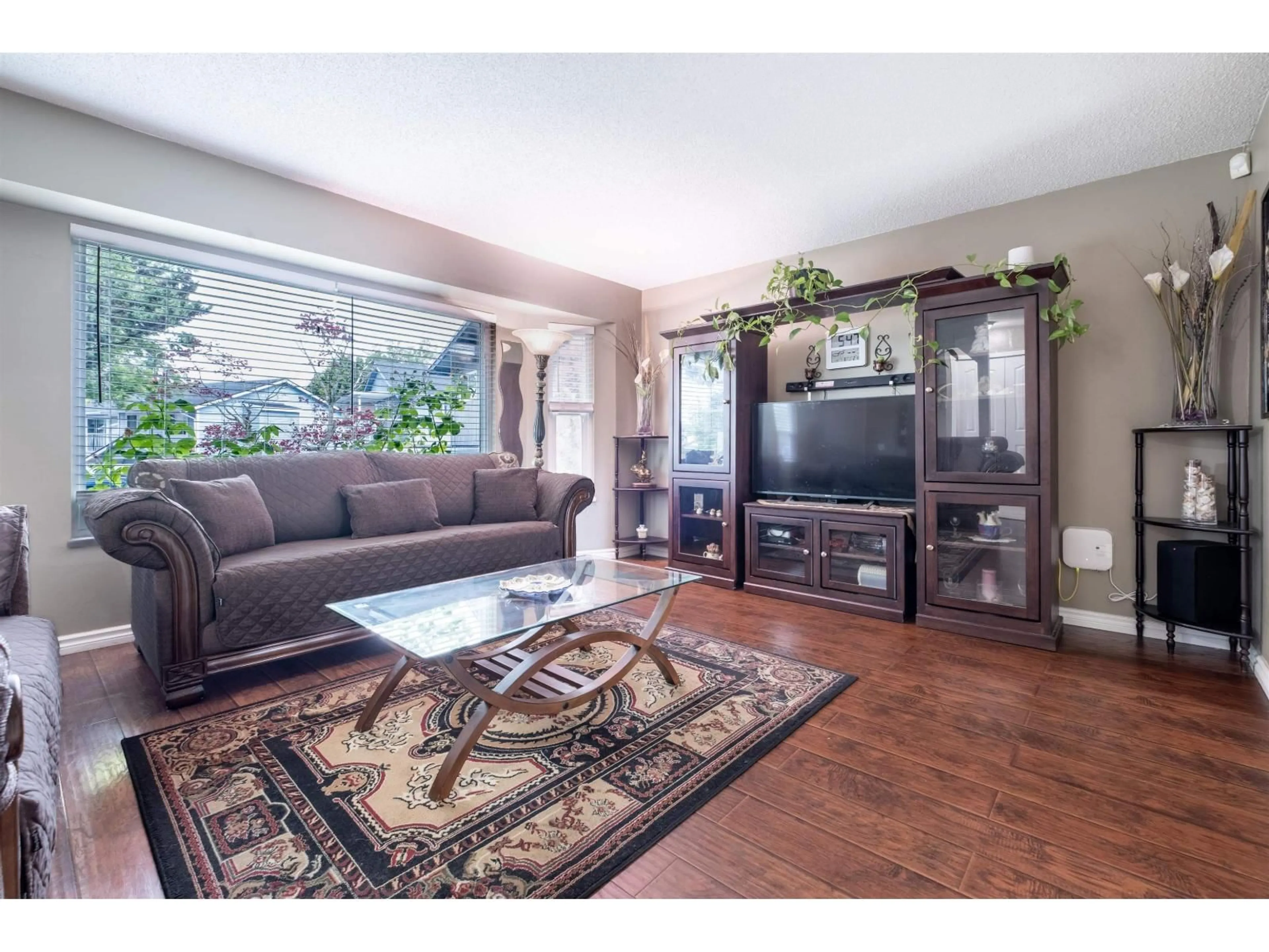 Living room with furniture, wood/laminate floor for 9222 132A, Surrey British Columbia V3V7E1