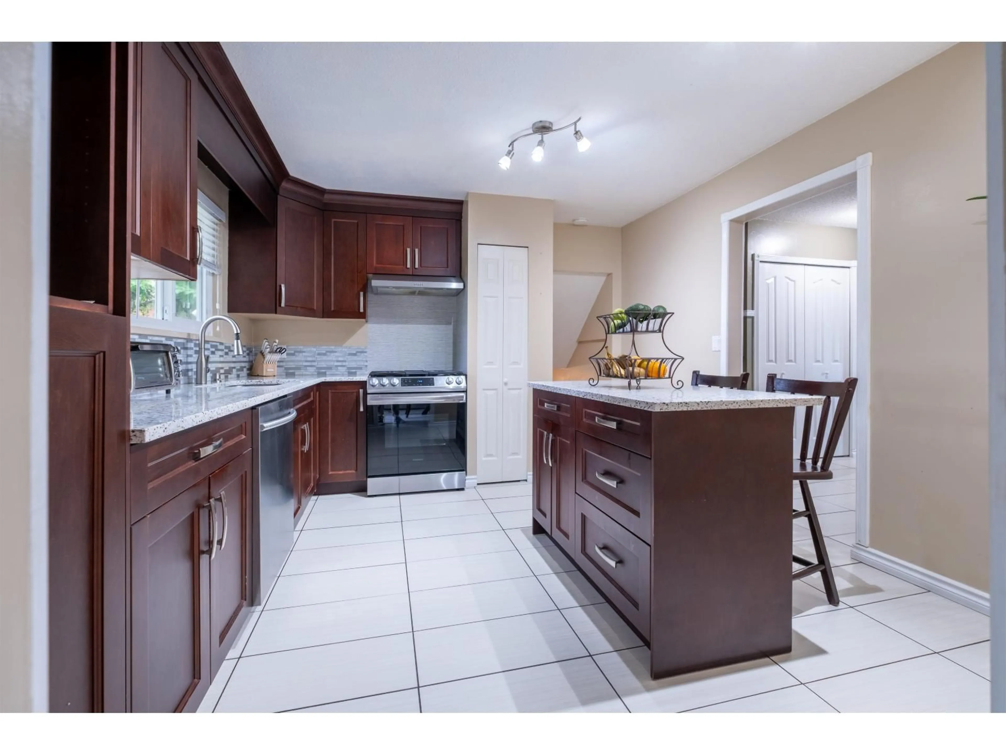 Standard kitchen, ceramic/tile floor for 9222 132A, Surrey British Columbia V3V7E1
