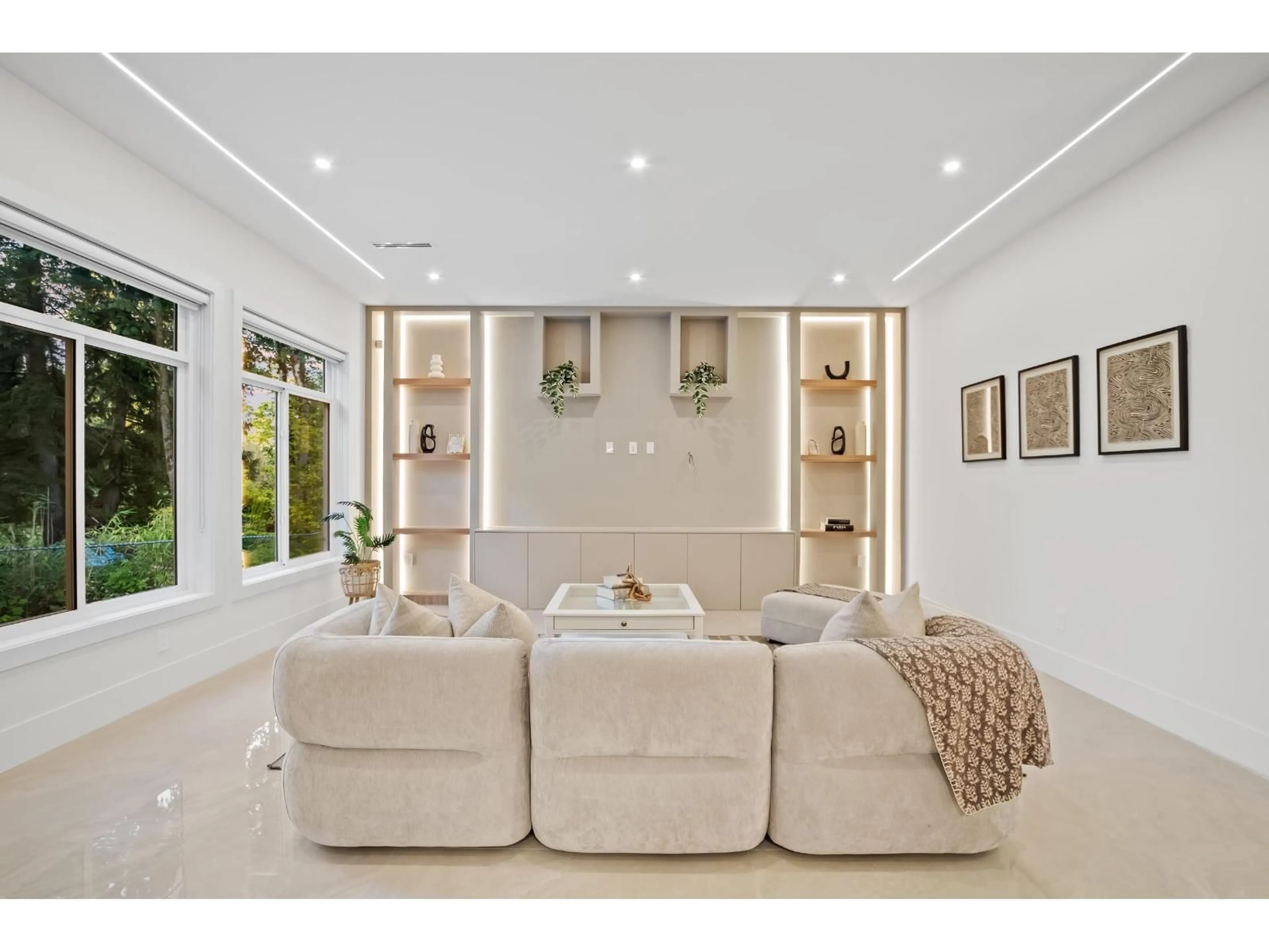 Living room with furniture, ceramic/tile floor for 10027 173A, Surrey British Columbia V4N4L2