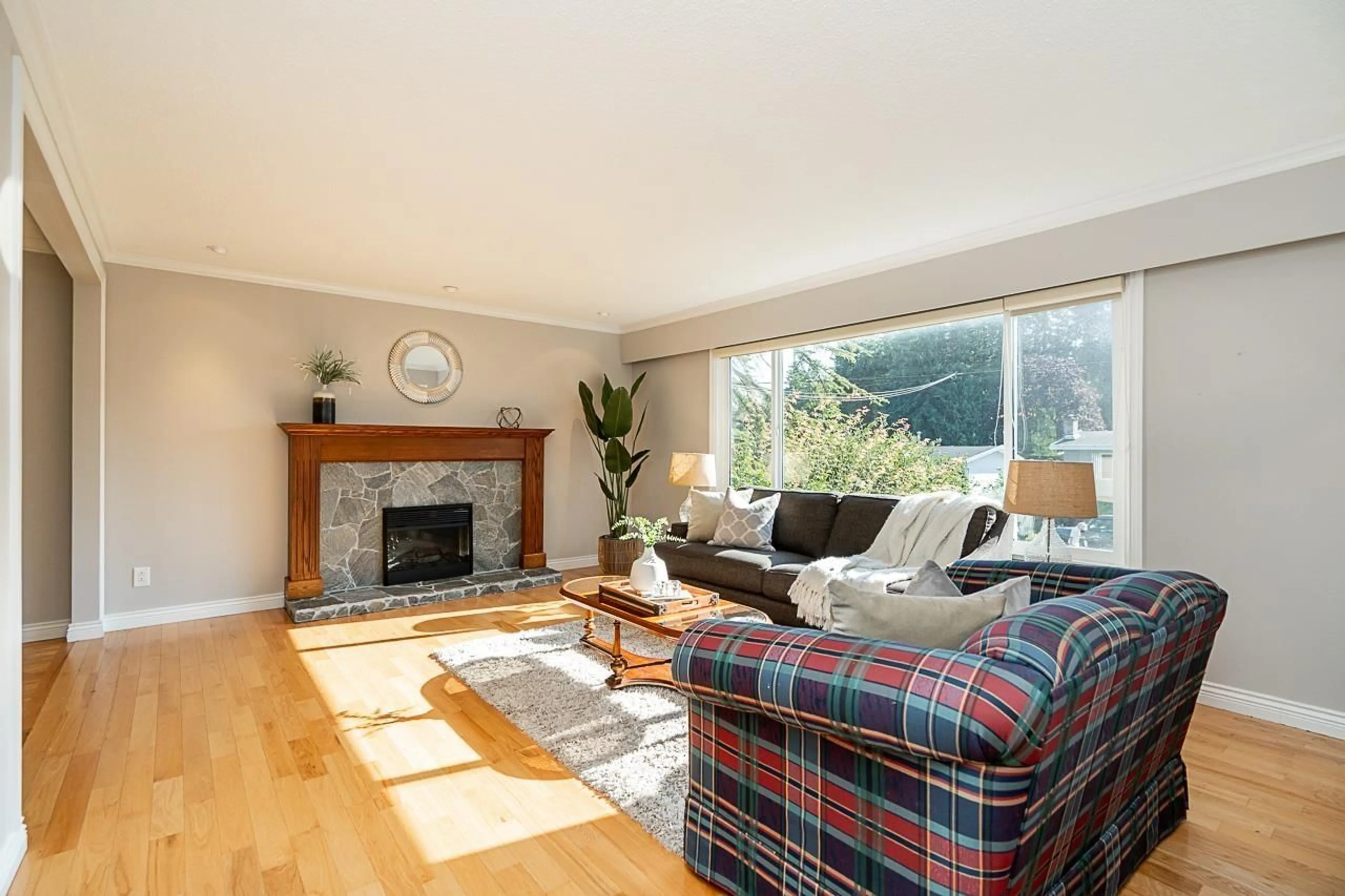Living room with furniture, wood/laminate floor for 7040 BARKLEY, Delta British Columbia V4E1T6