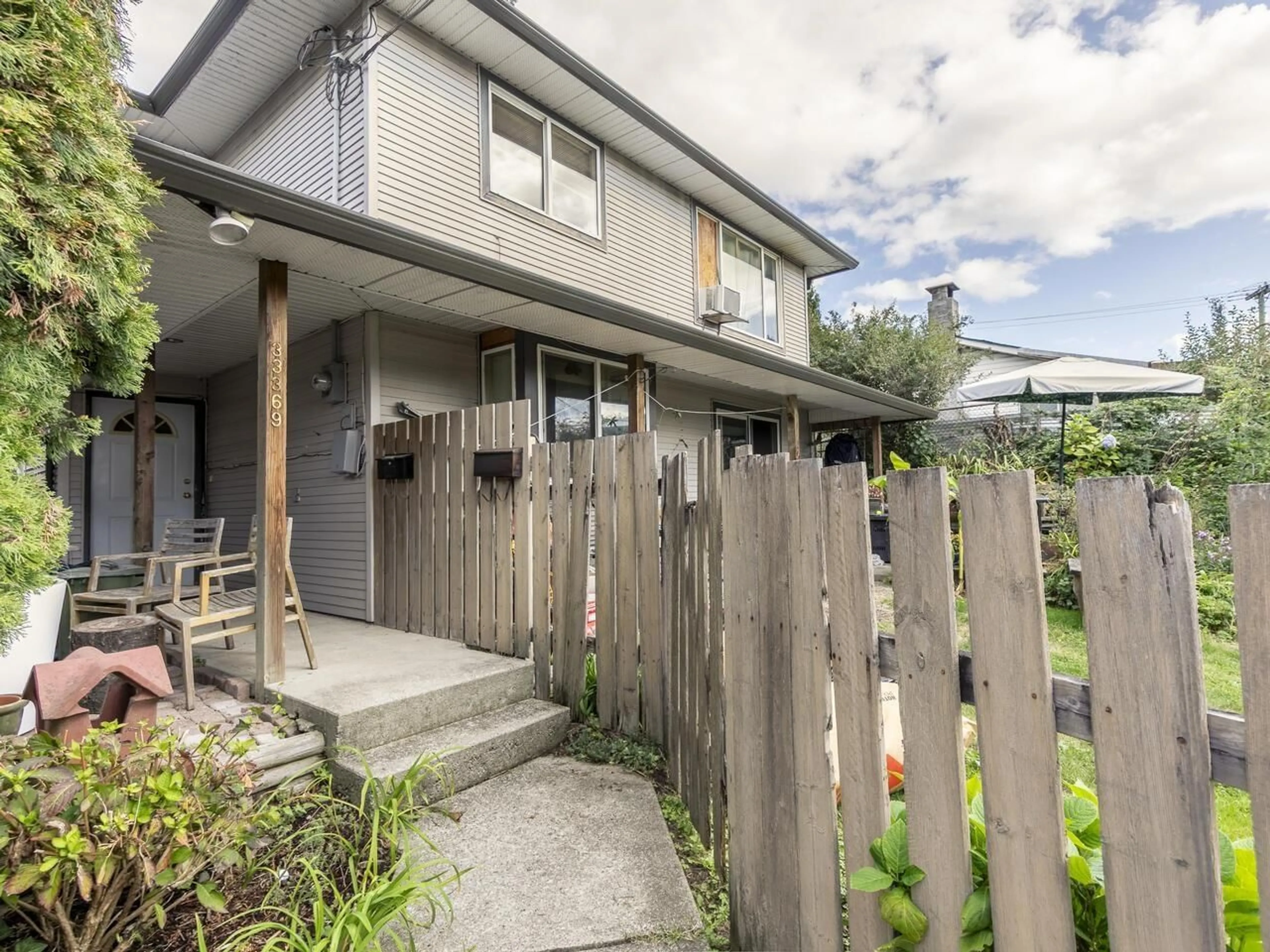 A pic from outside/outdoor area/front of a property/back of a property/a pic from drone, street for 33369 3RD, Mission British Columbia V2V1P1