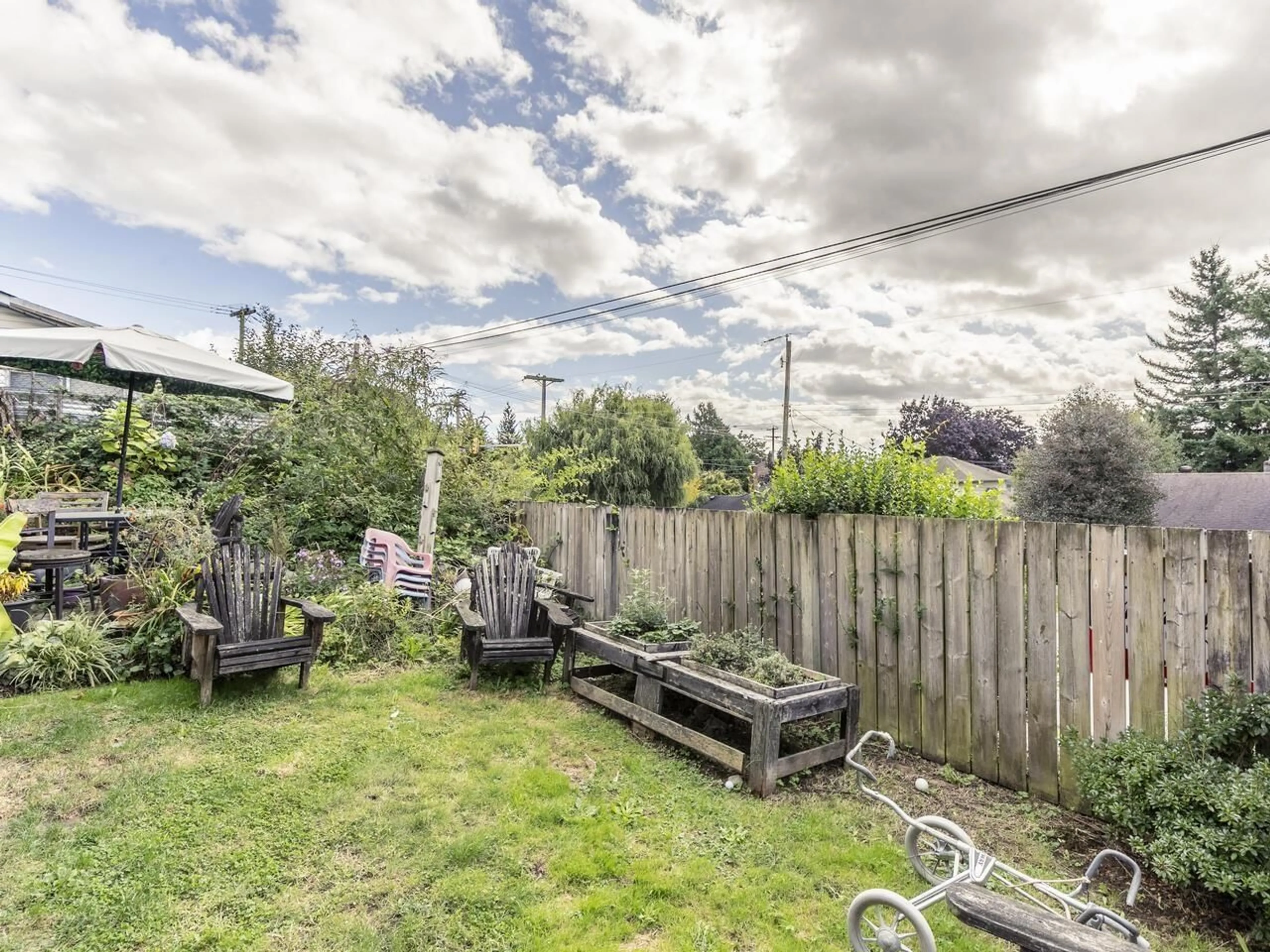 A pic from outside/outdoor area/front of a property/back of a property/a pic from drone, street for 33369 3RD, Mission British Columbia V2V1P1