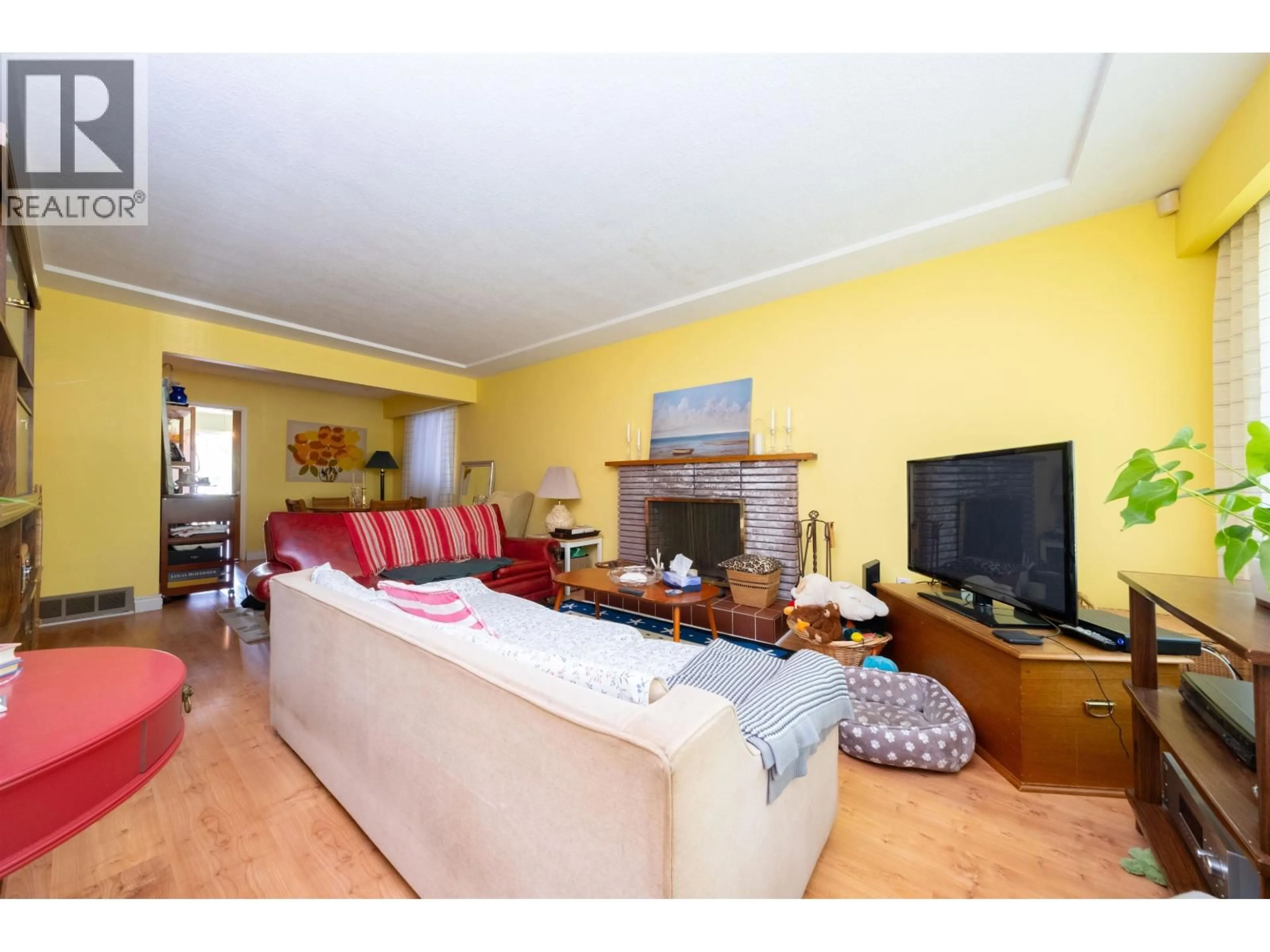 Living room with furniture, wood/laminate floor for 670 20TH AVENUE, Vancouver British Columbia V5Z1Y1