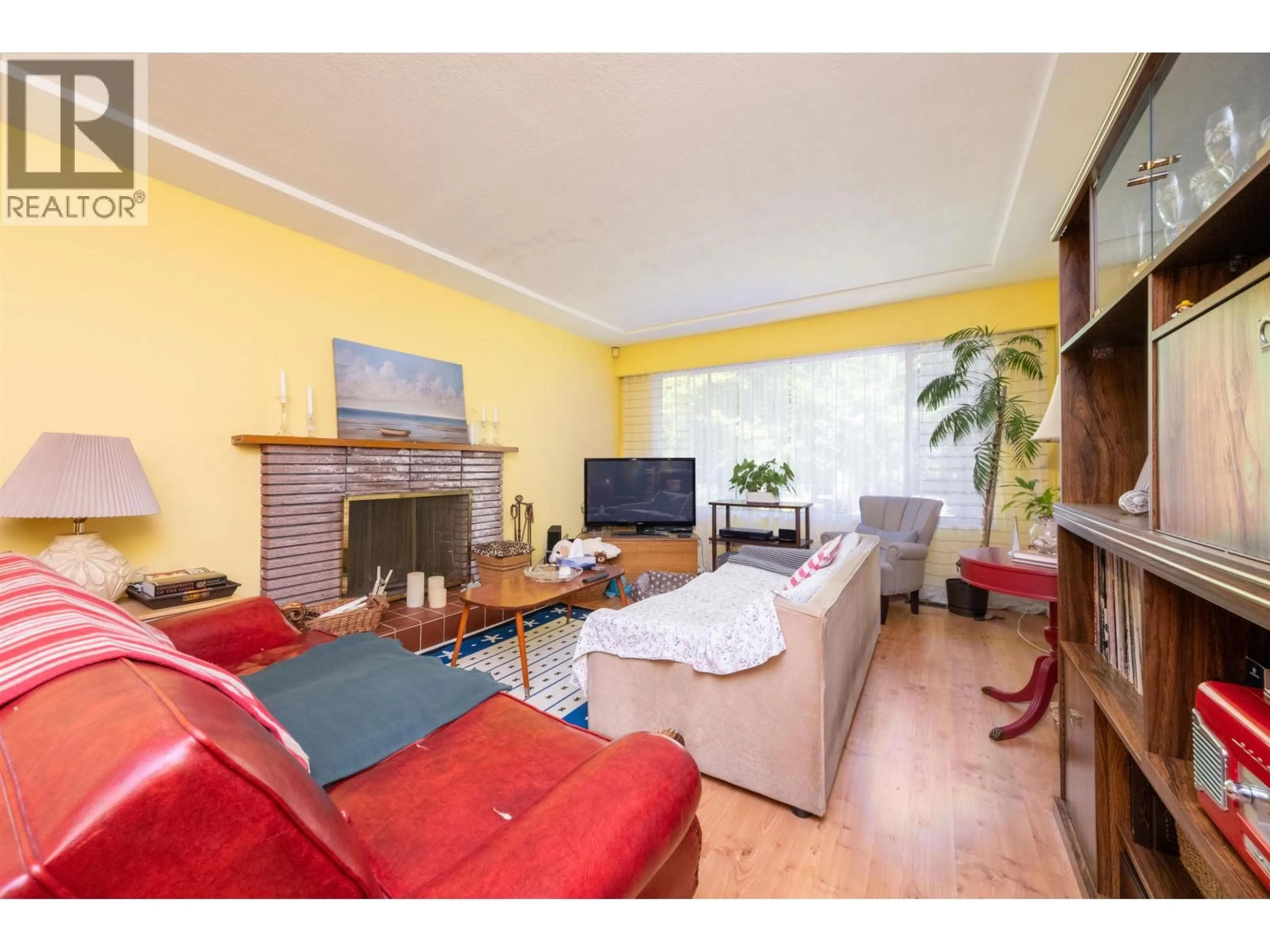 Living room with furniture, wood/laminate floor for 670 20TH AVENUE, Vancouver British Columbia V5Z1Y1