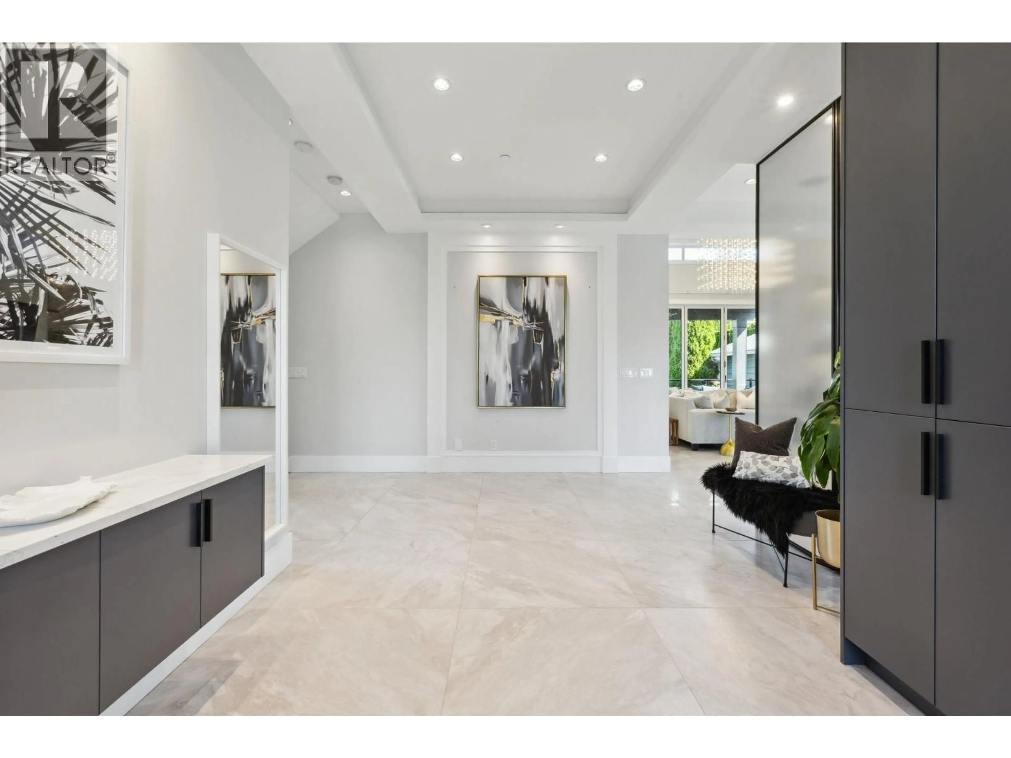 Indoor entryway for 342 15TH STREET, North Vancouver British Columbia V7M1S5