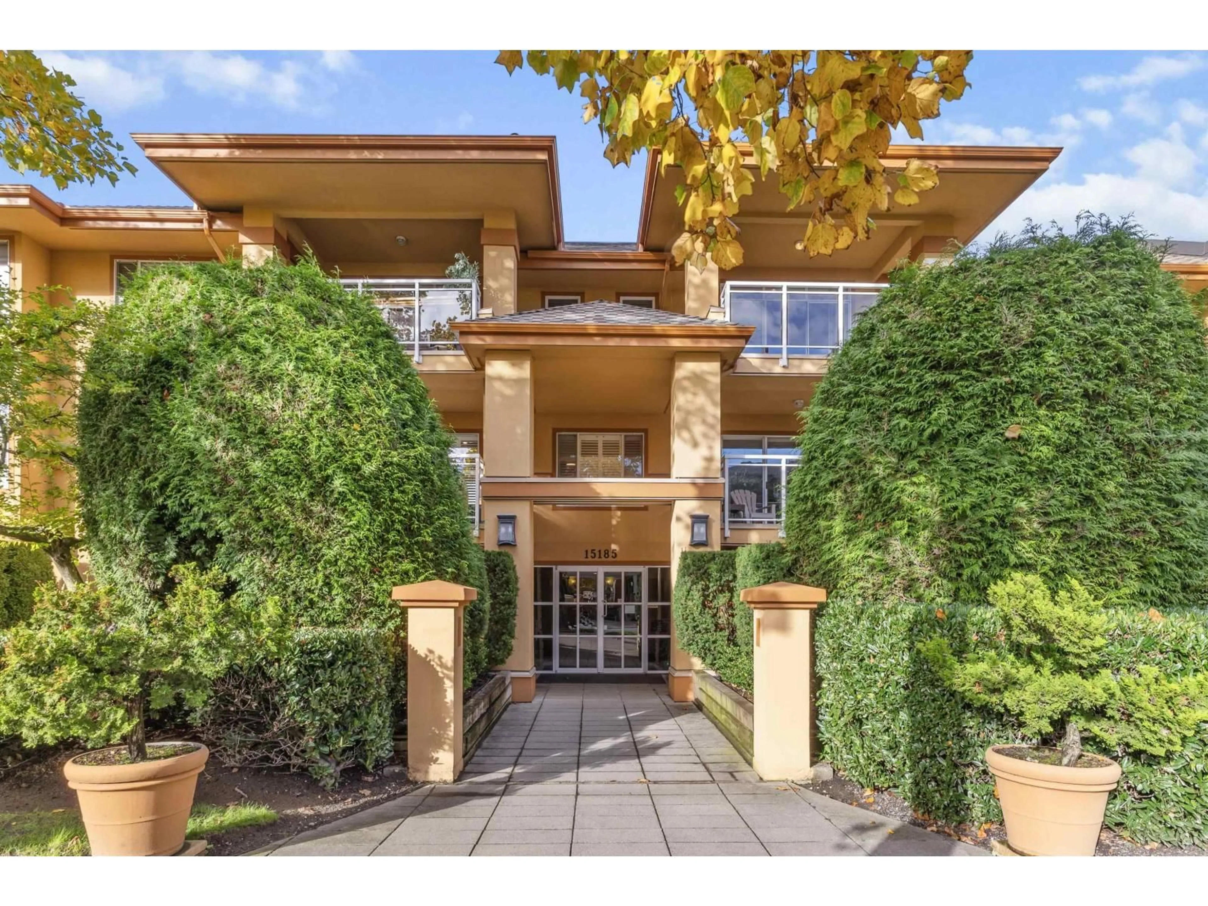 Indoor foyer for 106 - 15185 22, Surrey British Columbia V4A9T4