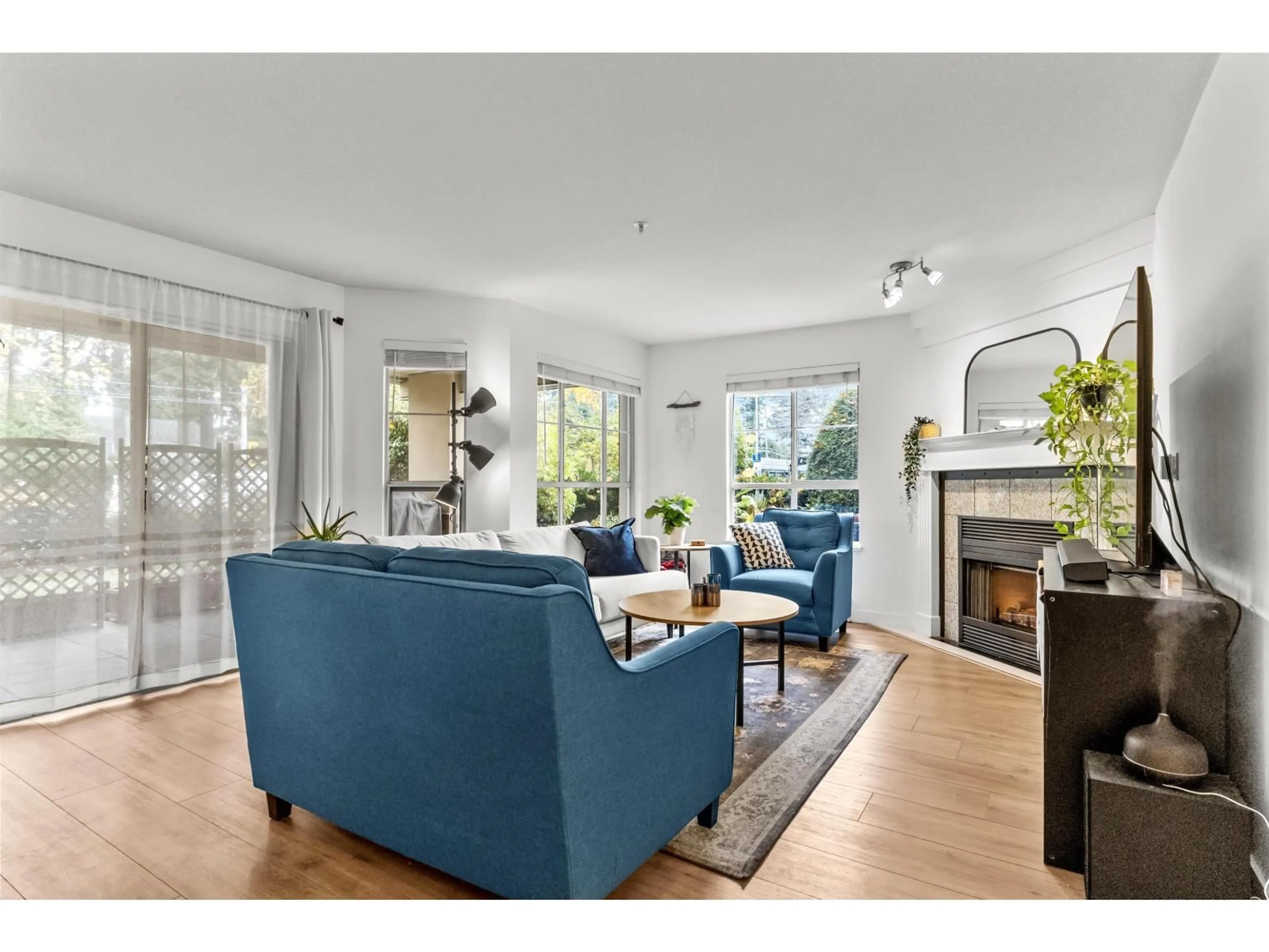 Living room with furniture, wood/laminate floor for 106 - 15185 22, Surrey British Columbia V4A9T4