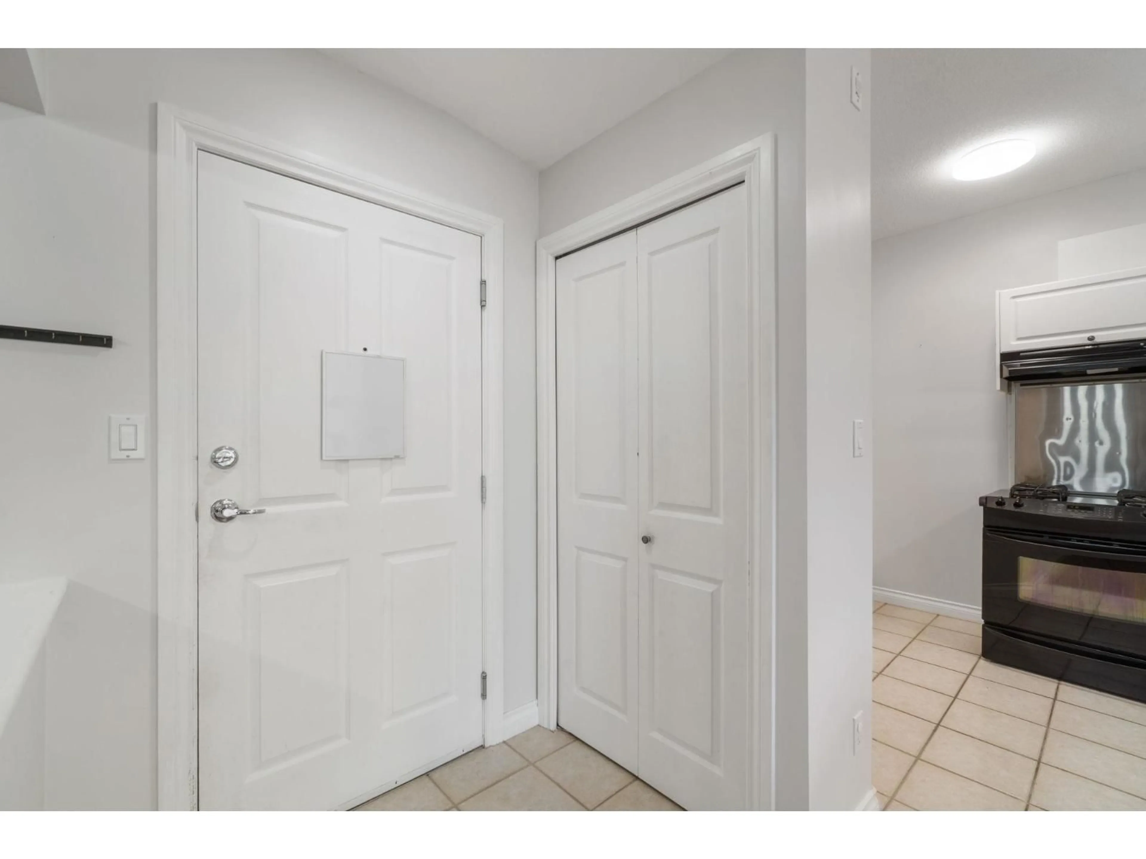 Indoor entryway for 401 - 34101 OLD YALE, Abbotsford British Columbia V2S2K4