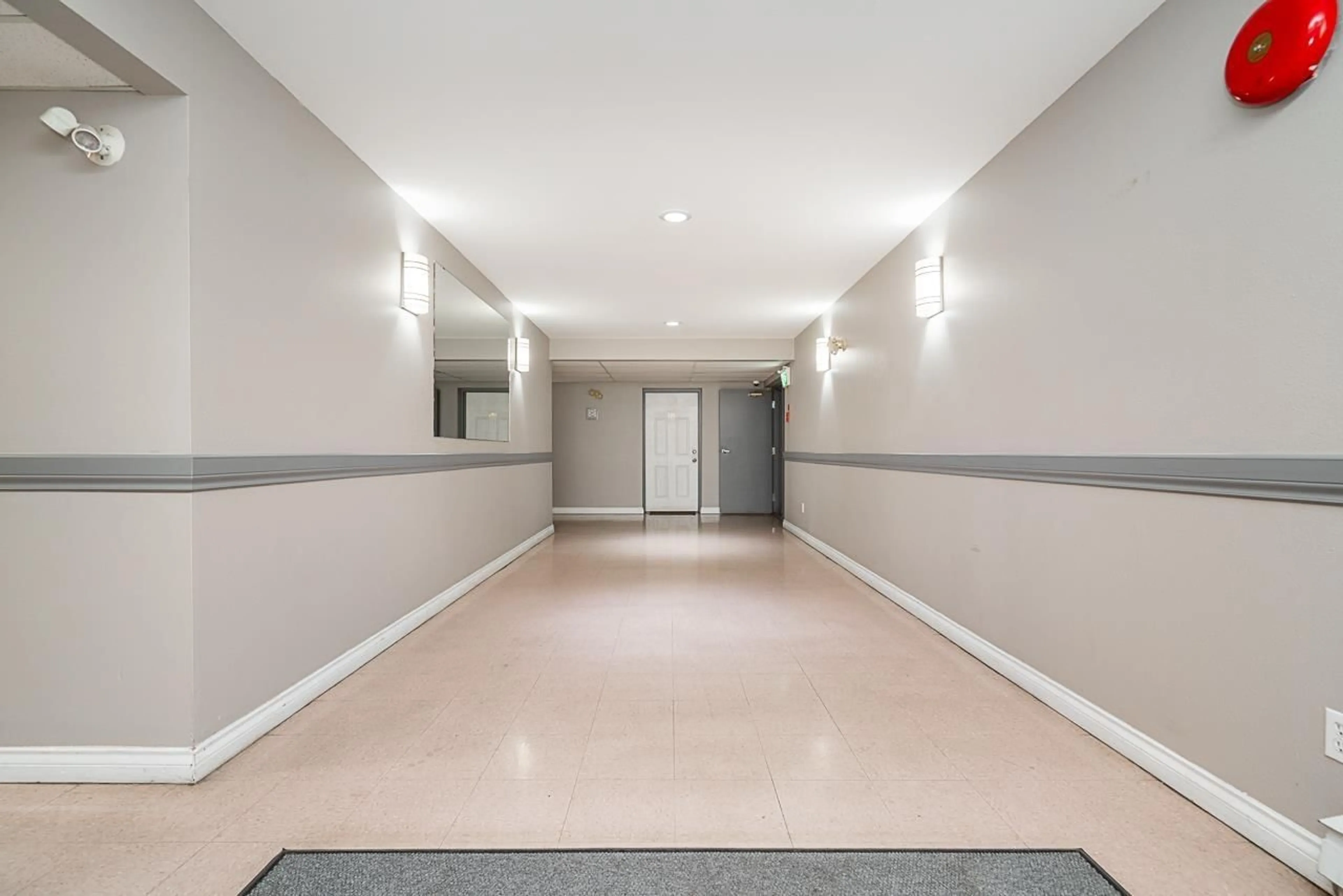 Indoor foyer for 309 - 45222 WATSON ROAD, Chilliwack British Columbia V2R3J4