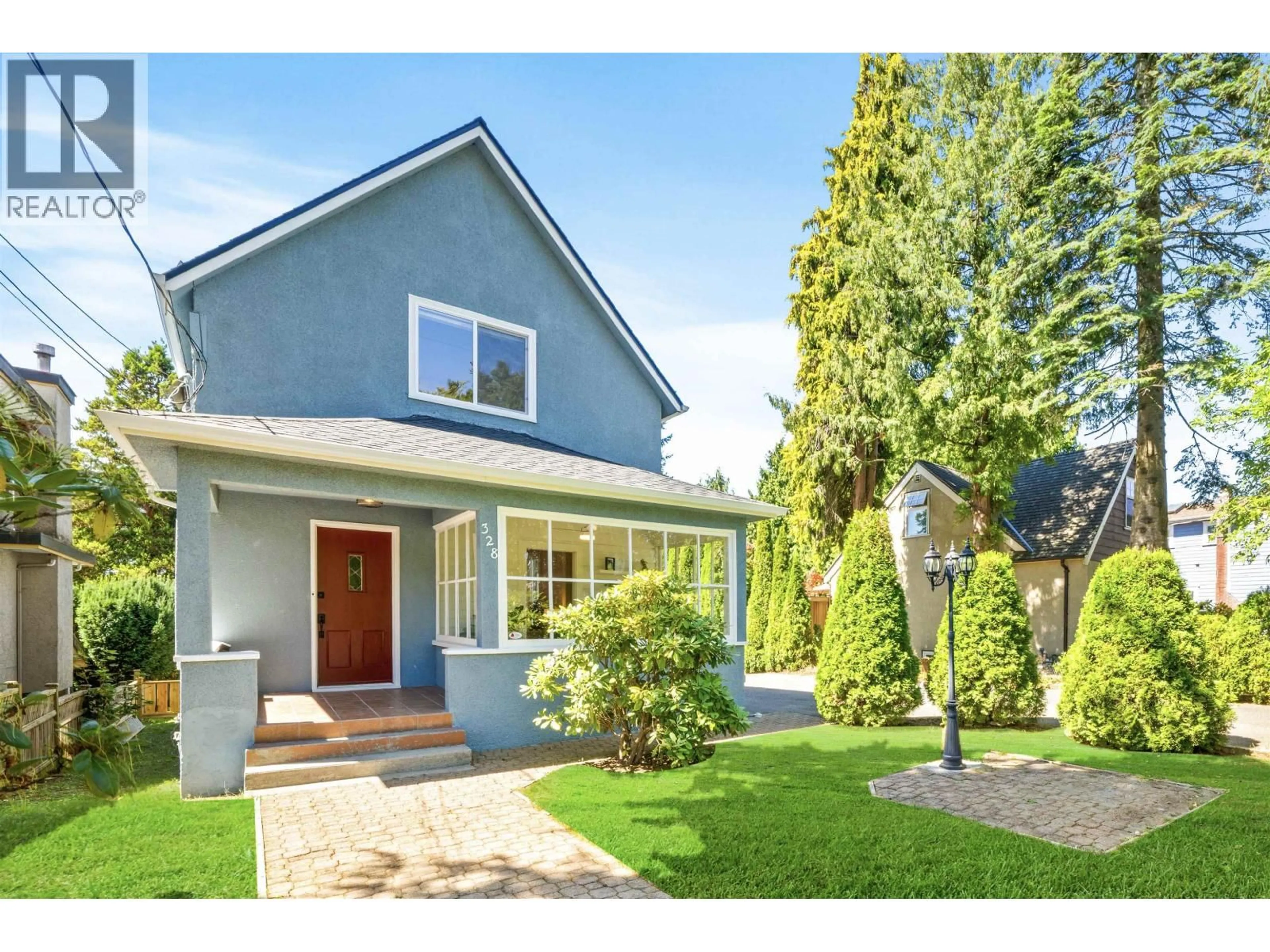 Home with vinyl exterior material, street for 328 SECOND STREET, New Westminster British Columbia V3L2K8