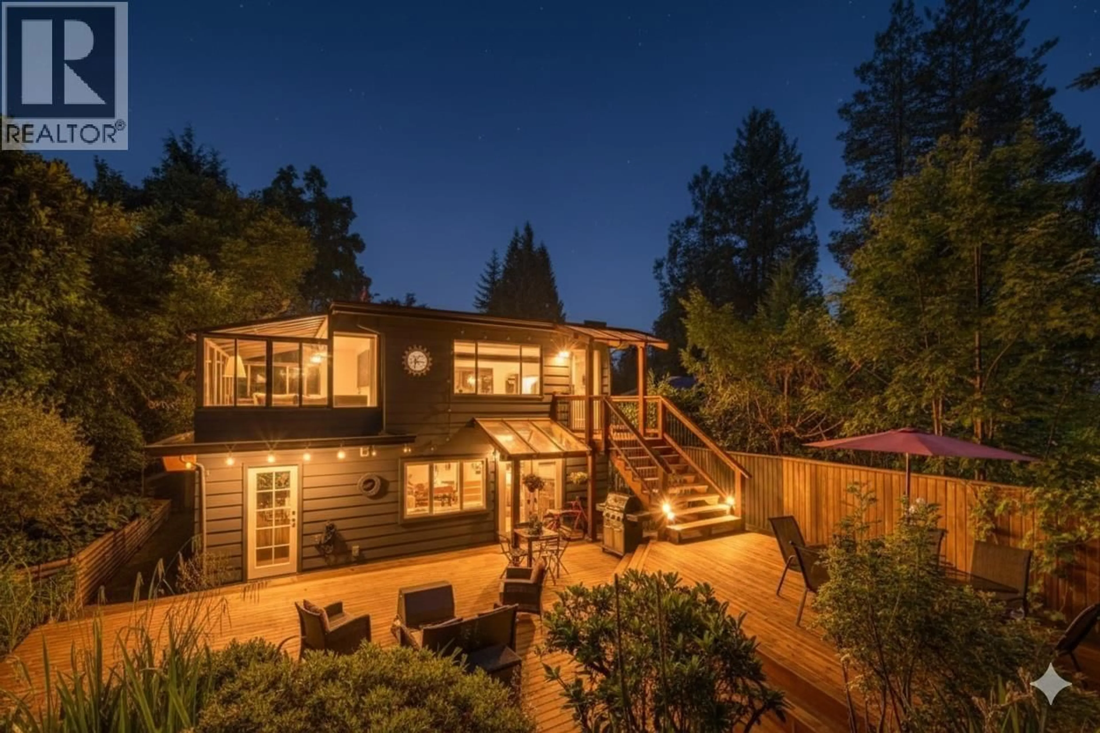 A pic from outside/outdoor area/front of a property/back of a property/a pic from drone, unknown for 466 KINGS ROAD, North Vancouver British Columbia V7N1H9