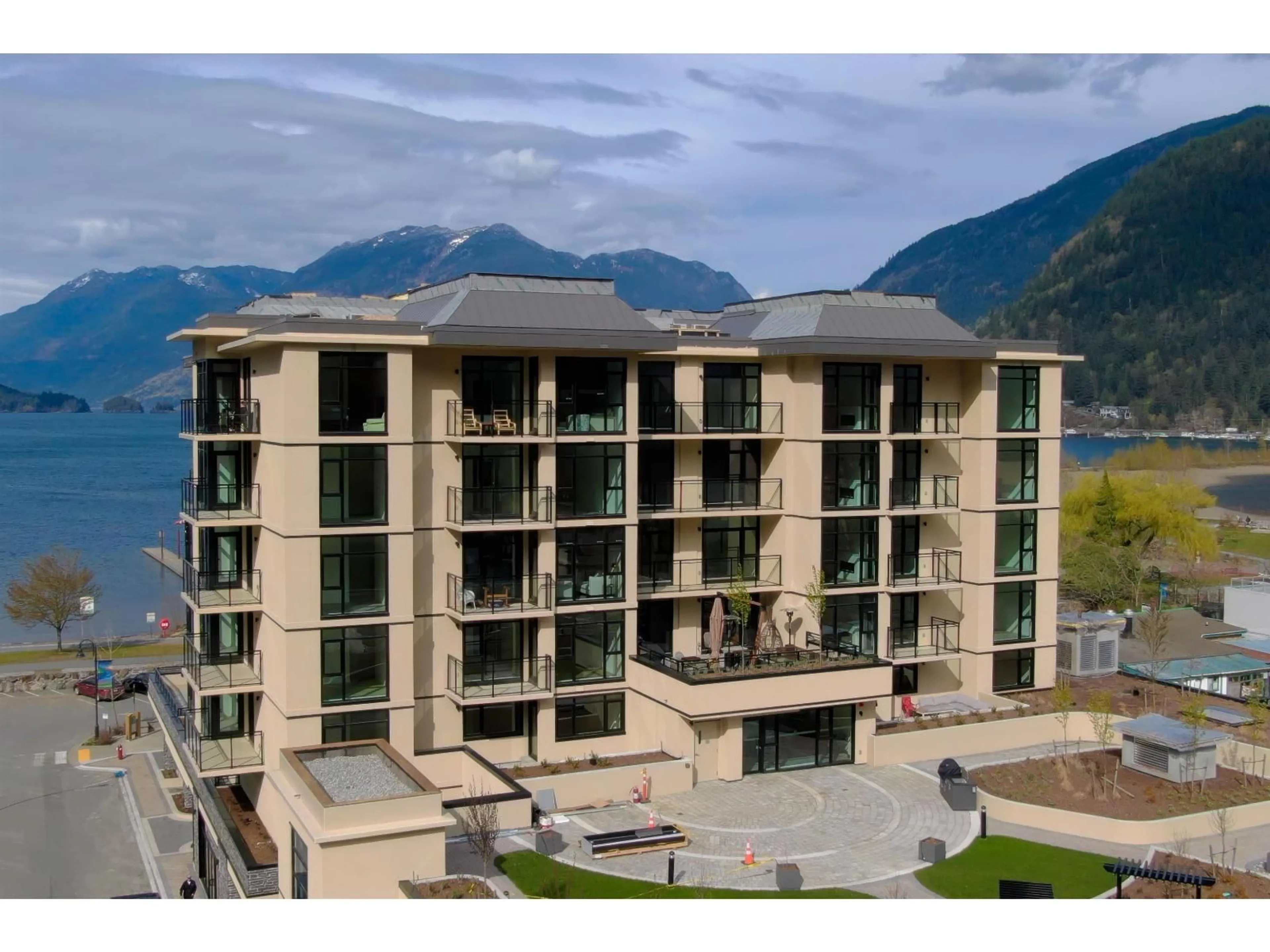 A pic from outside/outdoor area/front of a property/back of a property/a pic from drone, mountain view for 605 - 120 ESPLANADE AVENUE, Harrison Hot Springs British Columbia V0M1K0