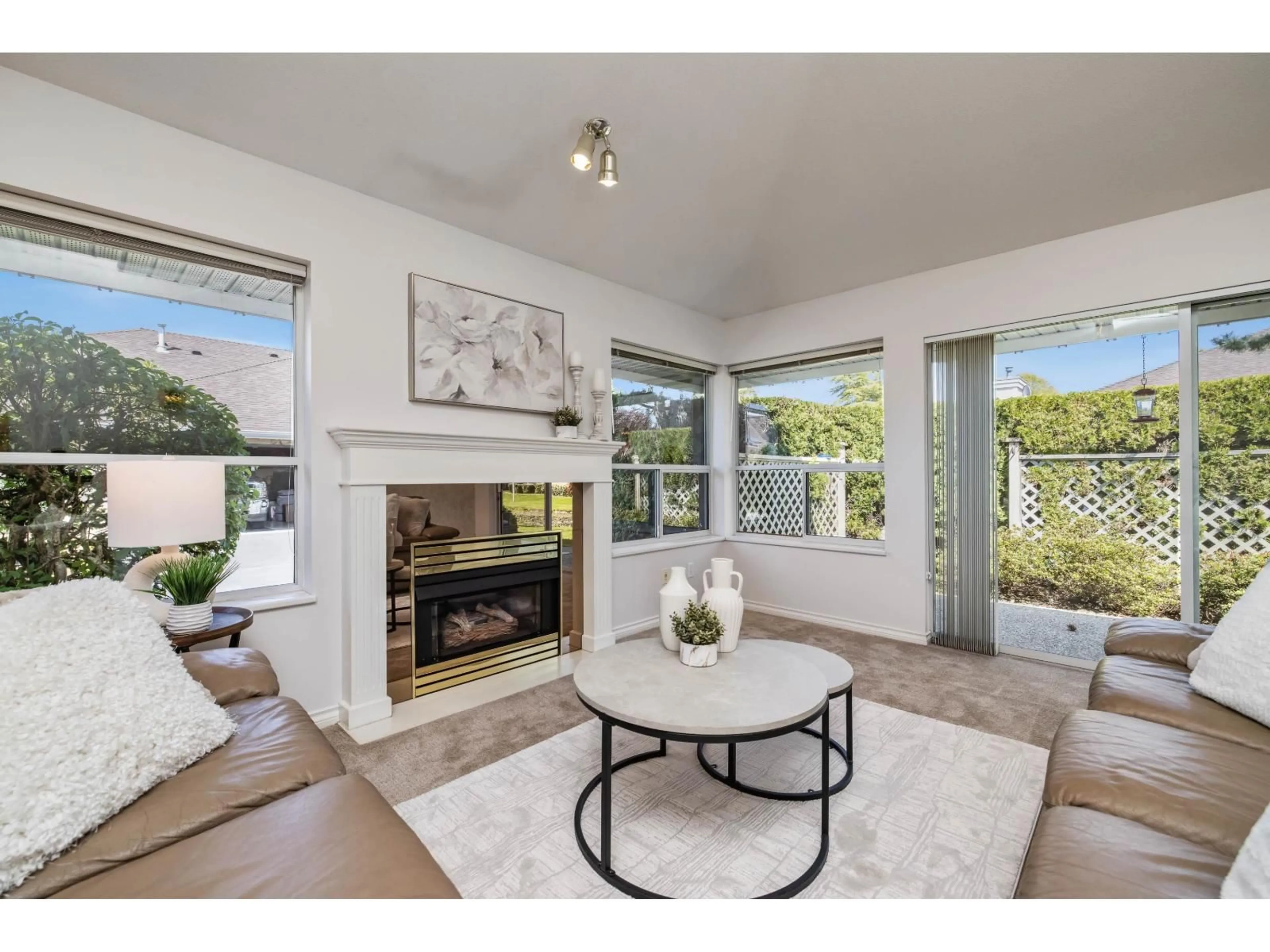Living room with furniture, unknown for 42 - 21746 52, Langley British Columbia V2Y1L4