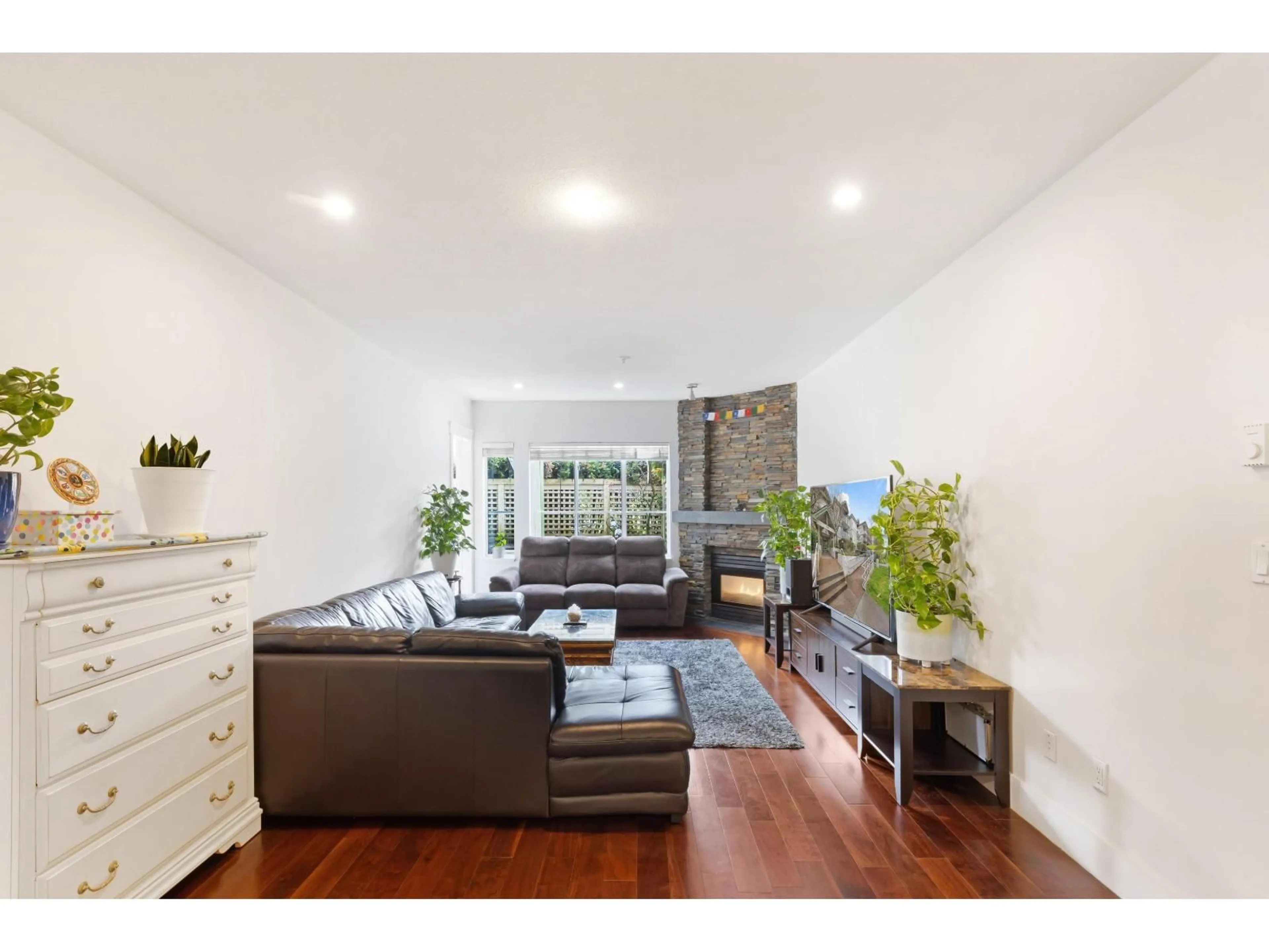Living room with furniture, unknown for 106 - 10665 139, Surrey British Columbia V3Y4L8