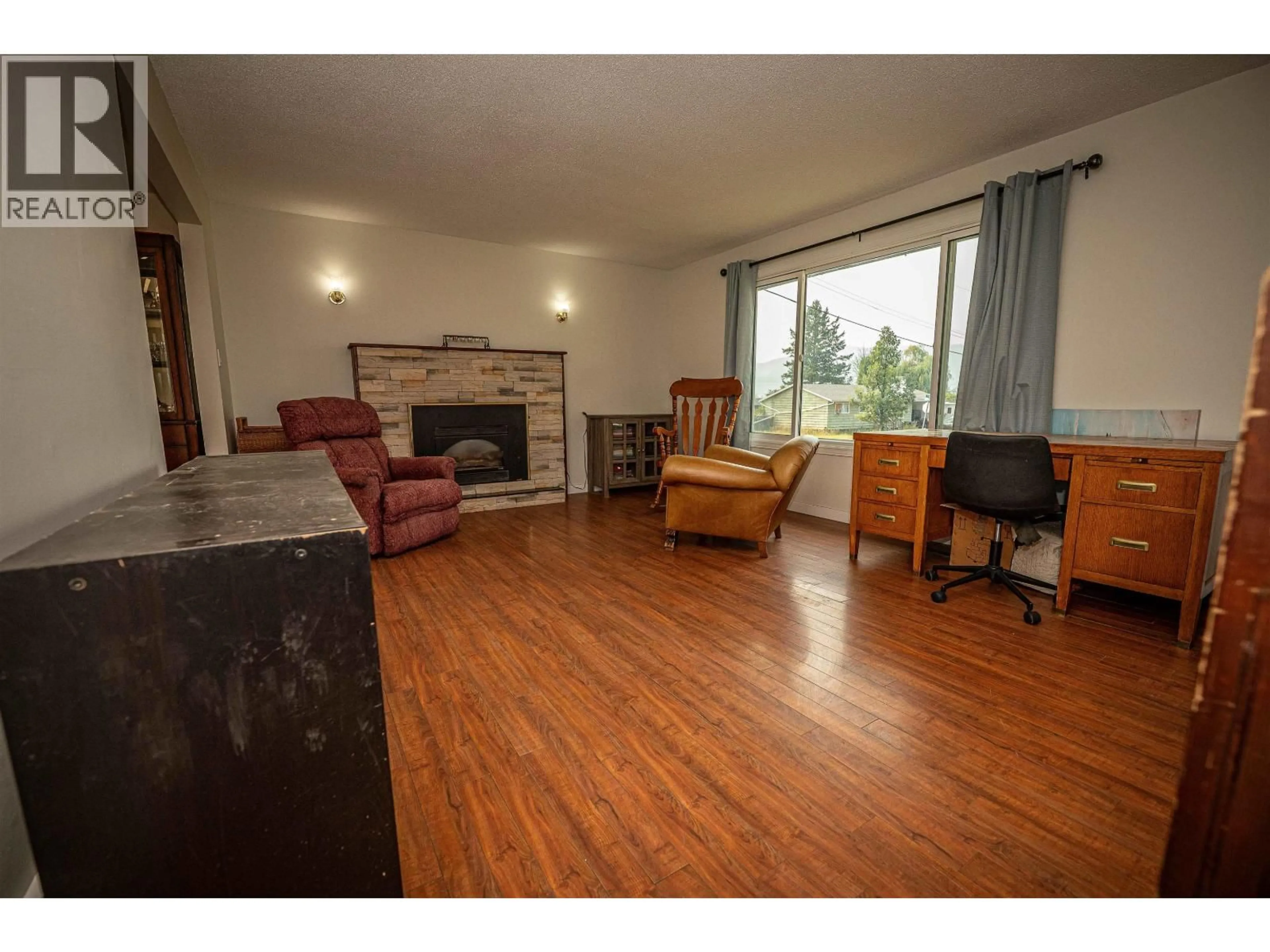 Living room with furniture, wood/laminate floor for 880 PIGEON AVENUE, Williams Lake British Columbia V2G2B7