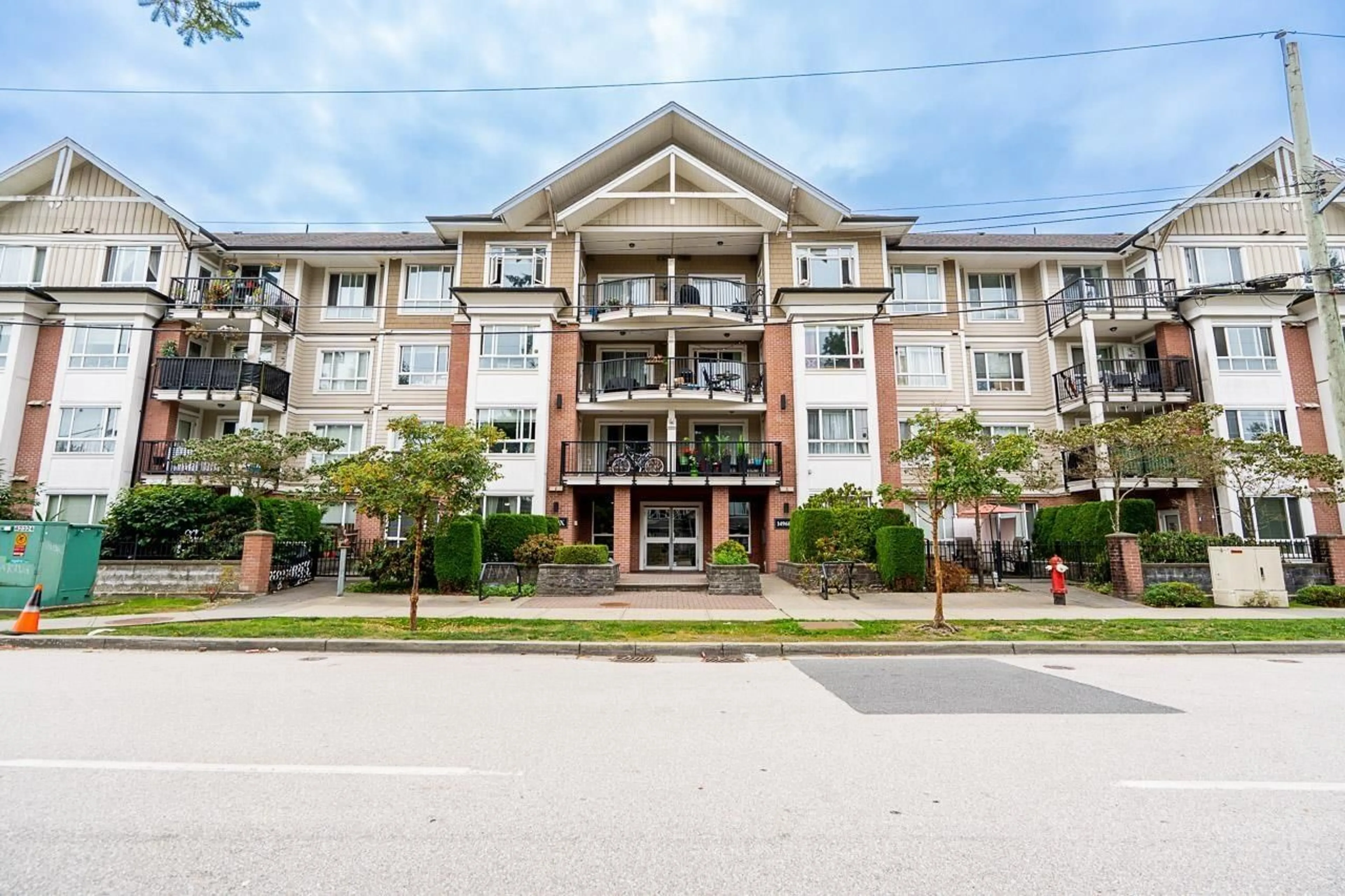 Patio, building for 115 - 14960 102A, Surrey British Columbia V3R6A3