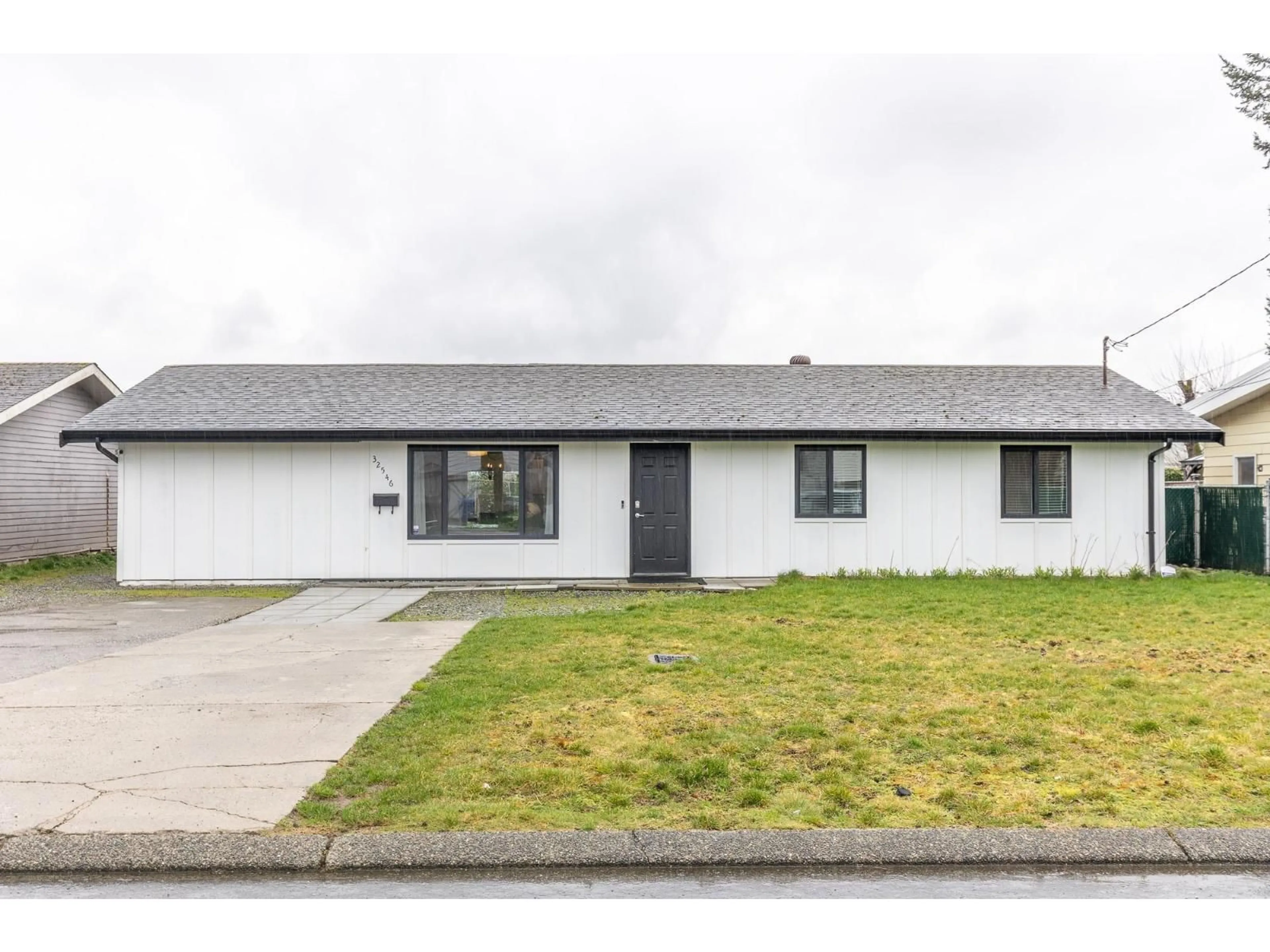Home with vinyl exterior material, street for 32546 PANDORA, Abbotsford British Columbia V2T3X1
