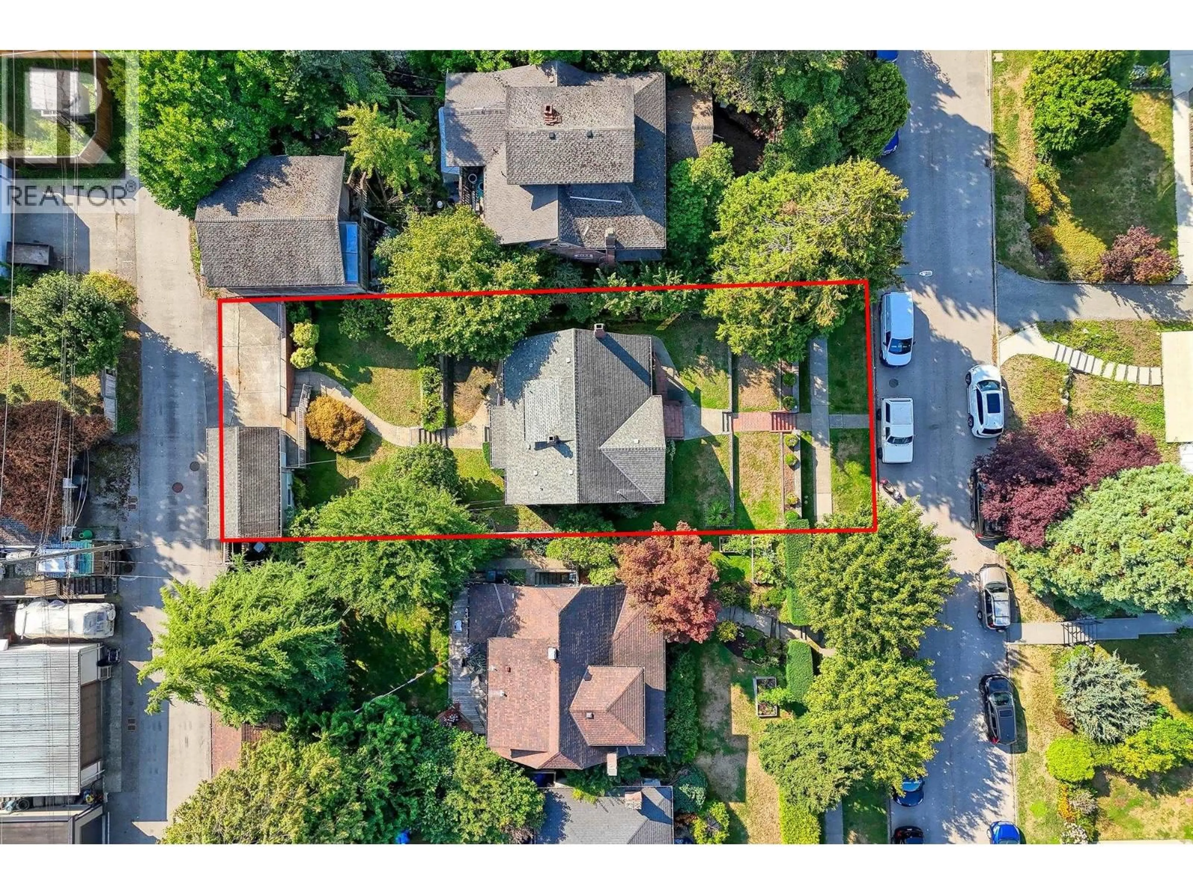 A pic from outside/outdoor area/front of a property/back of a property/a pic from drone, street for 3746 EDINBURGH STREET, Burnaby British Columbia V5C1R5