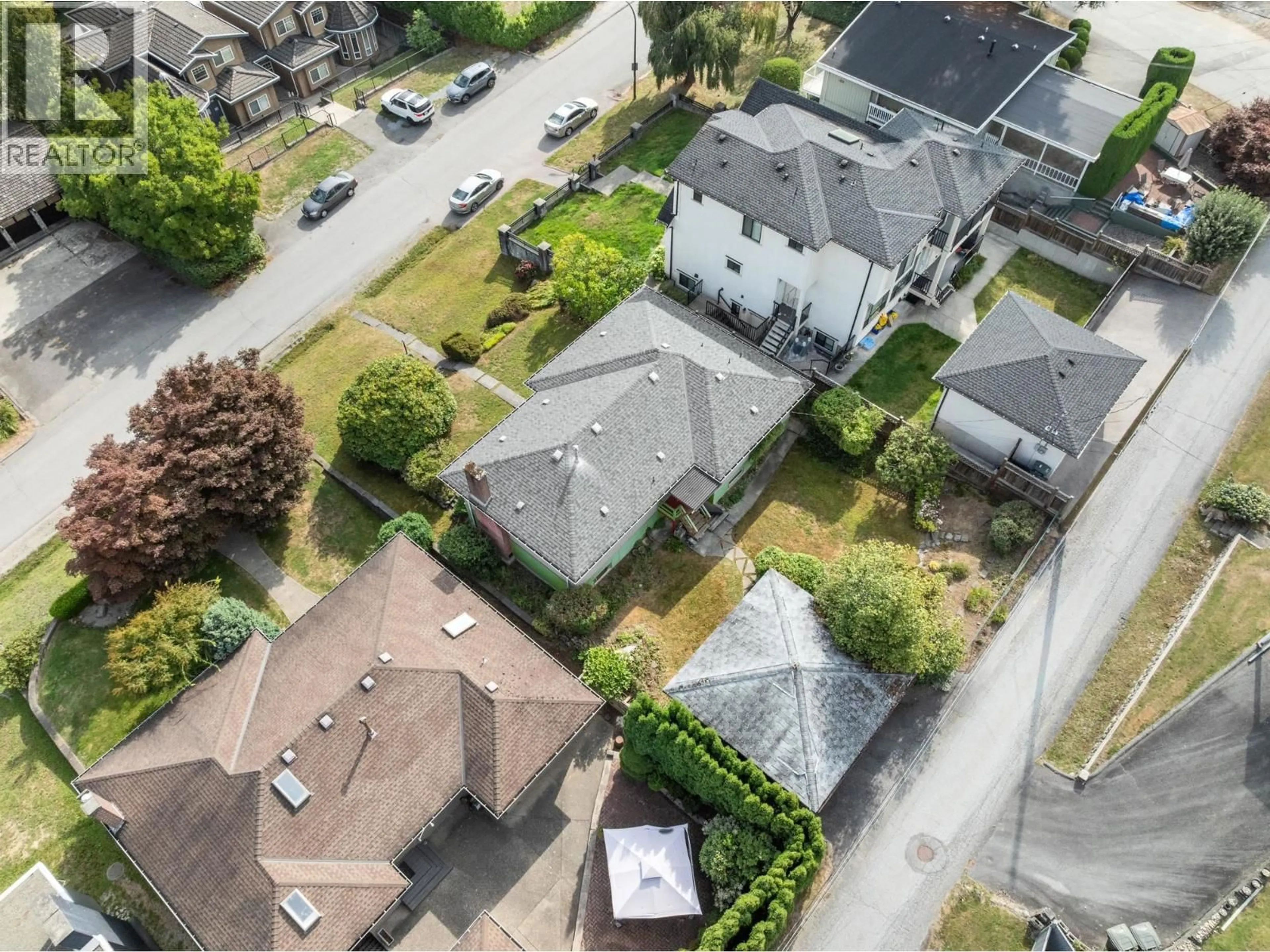 A pic from outside/outdoor area/front of a property/back of a property/a pic from drone, street for 5459 FORGLEN DRIVE, Burnaby British Columbia V5H3K8