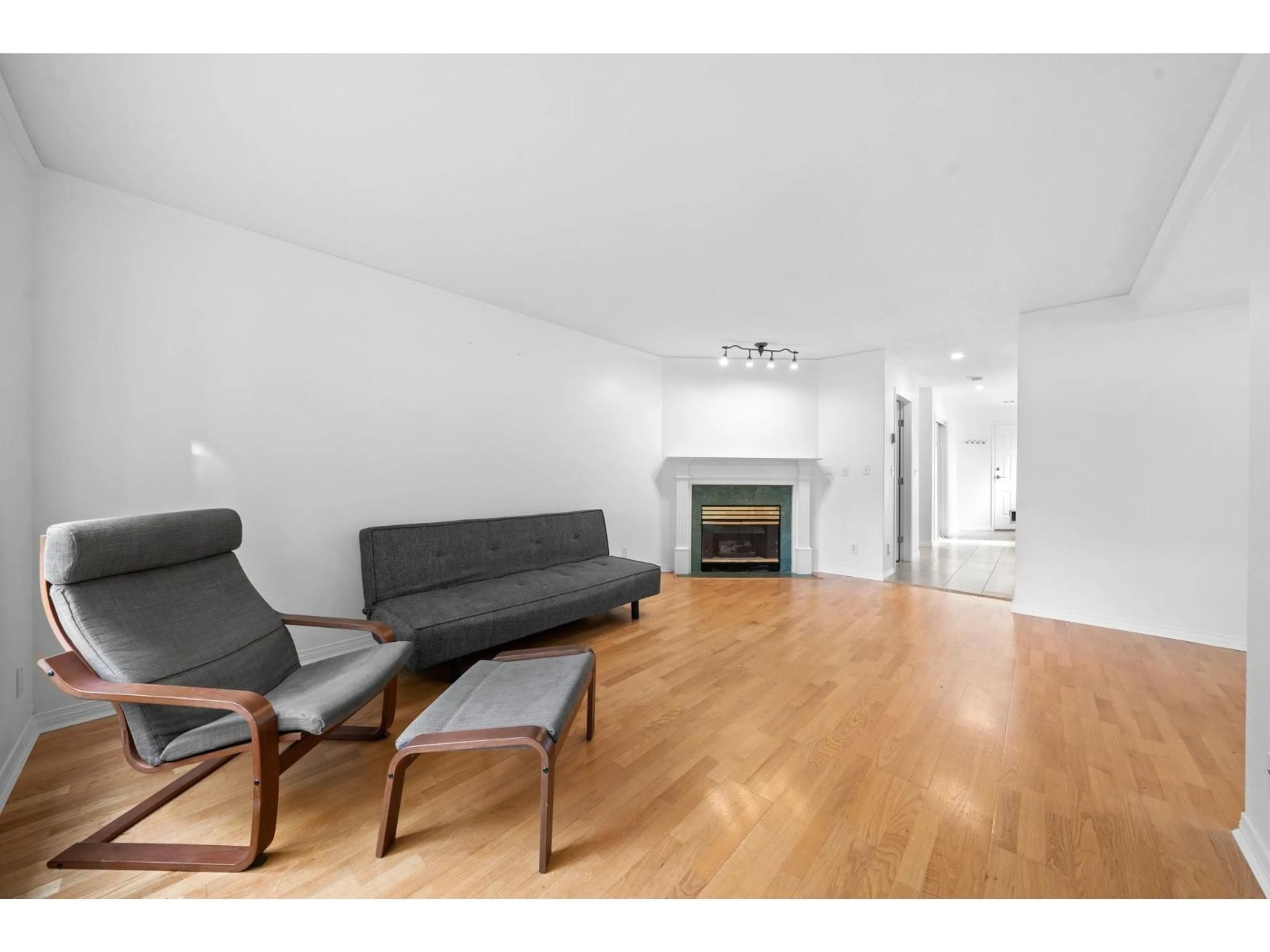 Living room with furniture, wood/laminate floor for 113 - 15550 26, Surrey British Columbia V4P1C6
