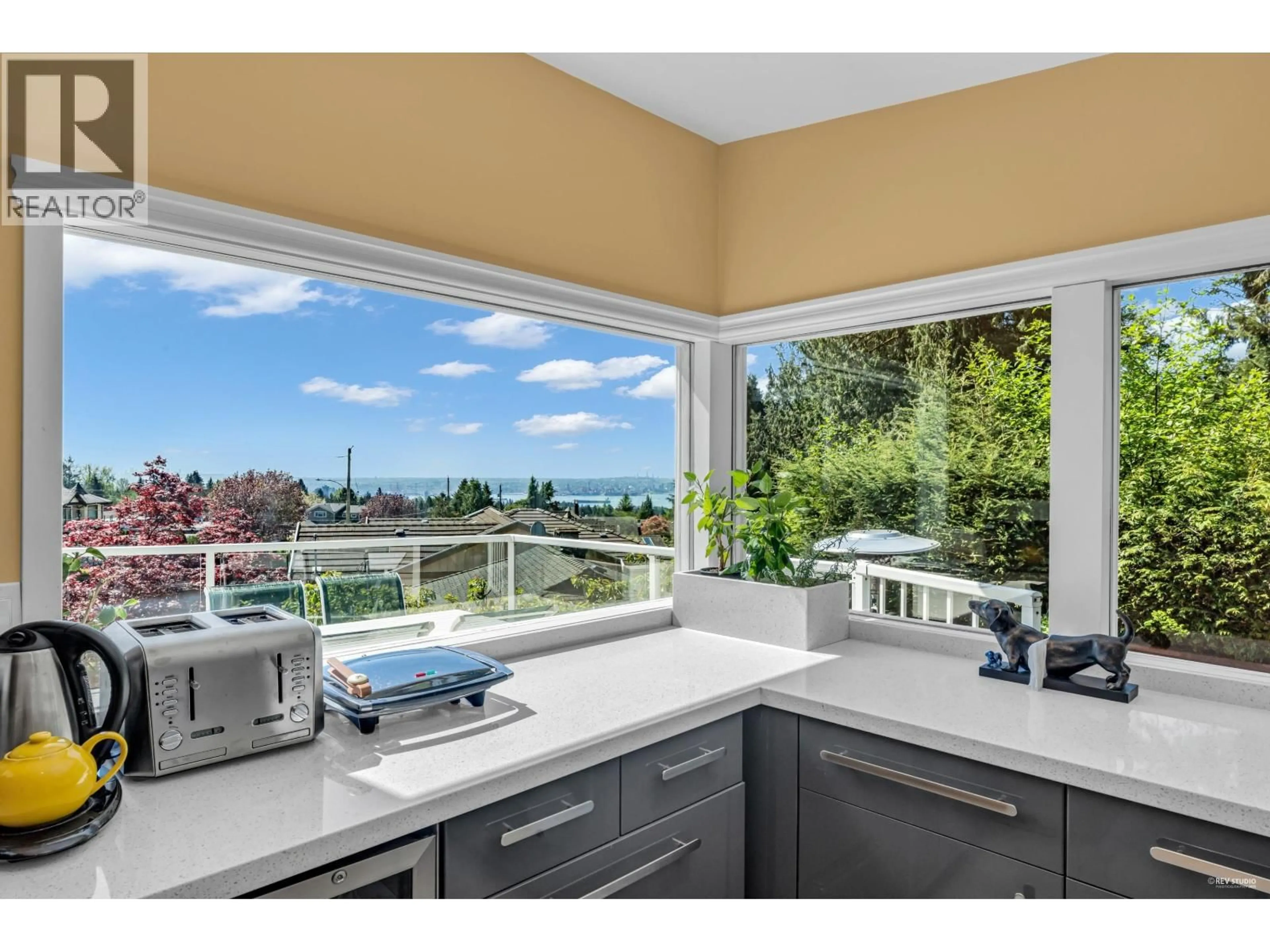 Open concept kitchen, ceramic/tile floor for 4323 VALENCIA AVENUE, North Vancouver British Columbia V7N4A7