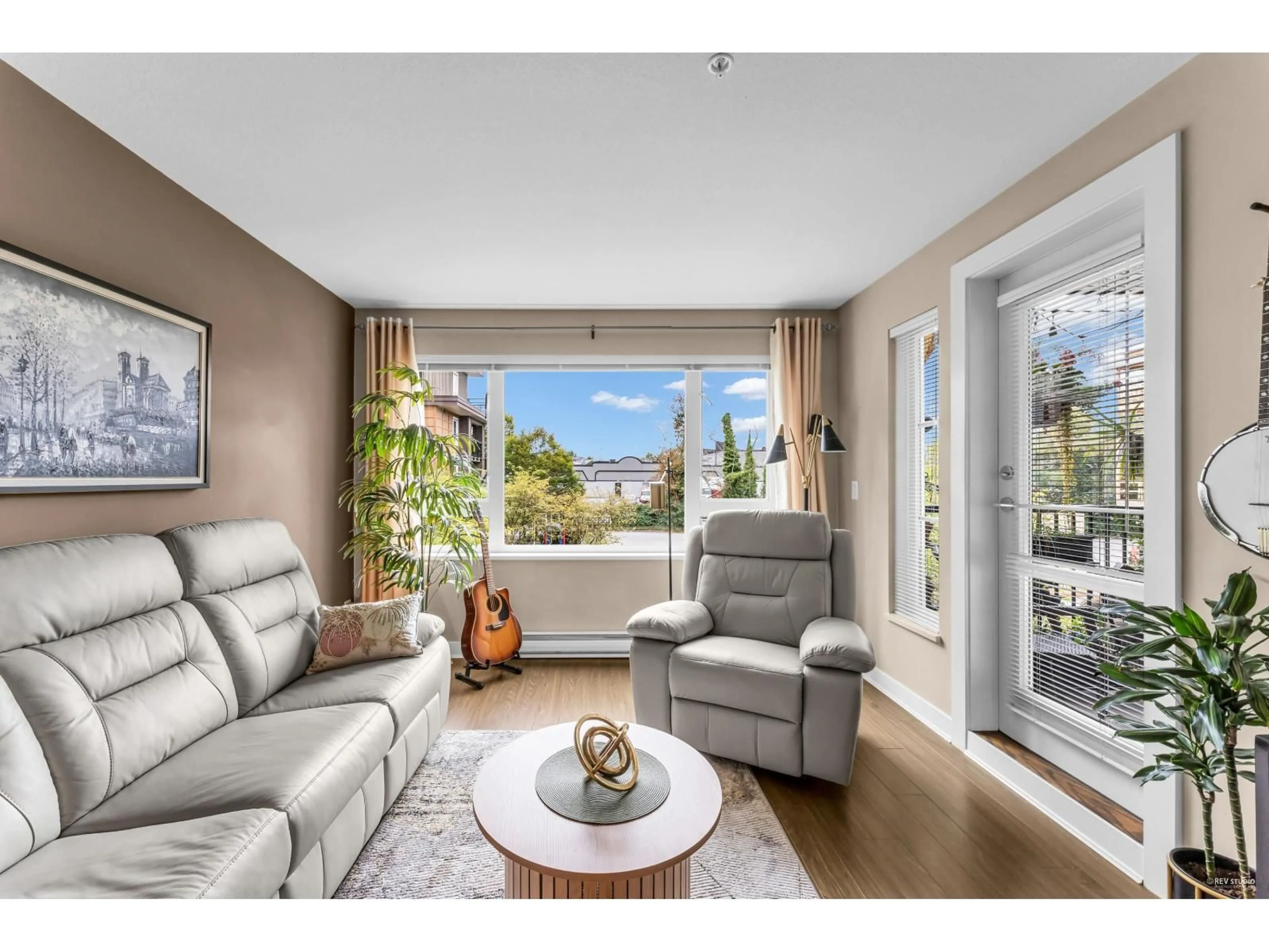 Living room with furniture, wood/laminate floor for 204 - 13740 75A, Surrey British Columbia V3W0E8