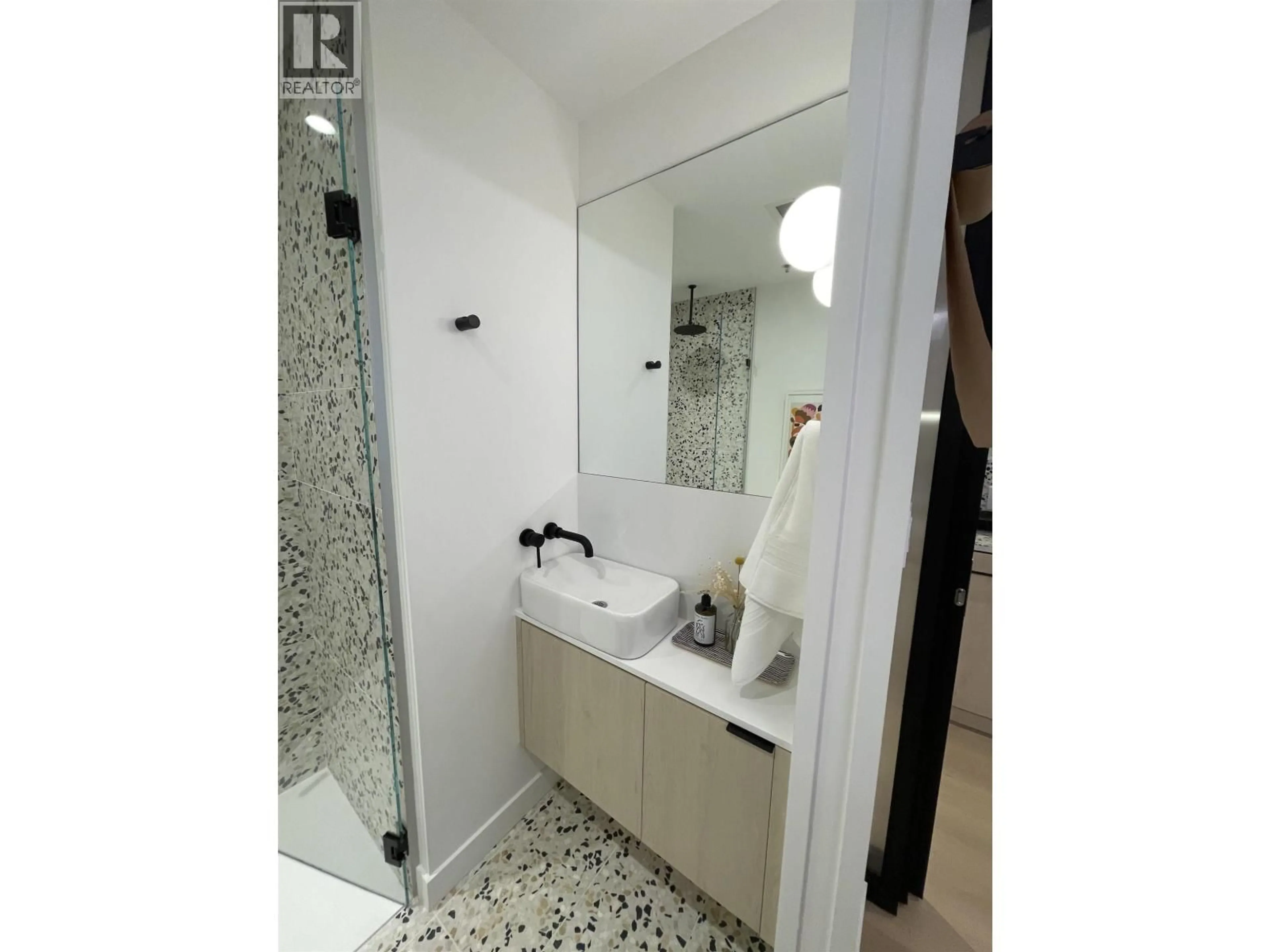 Contemporary bathroom, ceramic/tile floor for 325 - 471 BROADWAY, Vancouver British Columbia V5T1W9