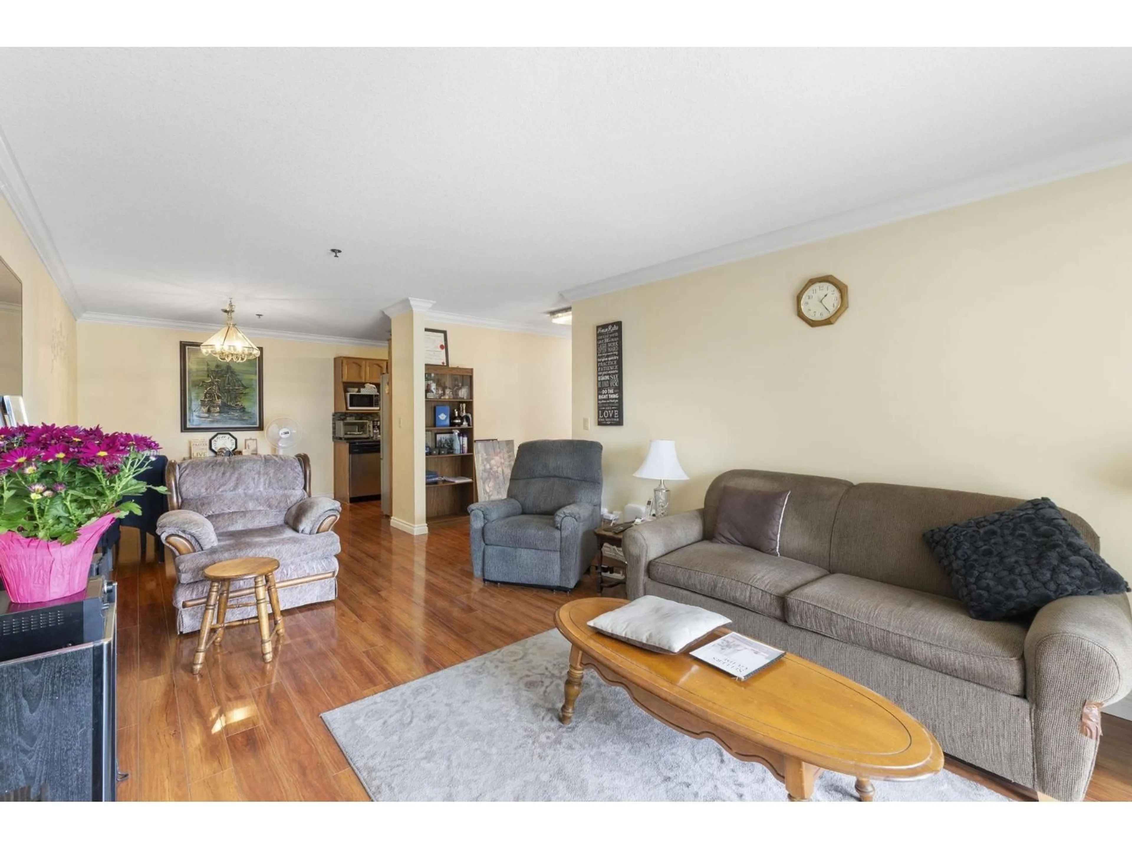 Living room with furniture, wood/laminate floor for 315 - 33535 KING, Abbotsford British Columbia V2S6Z5