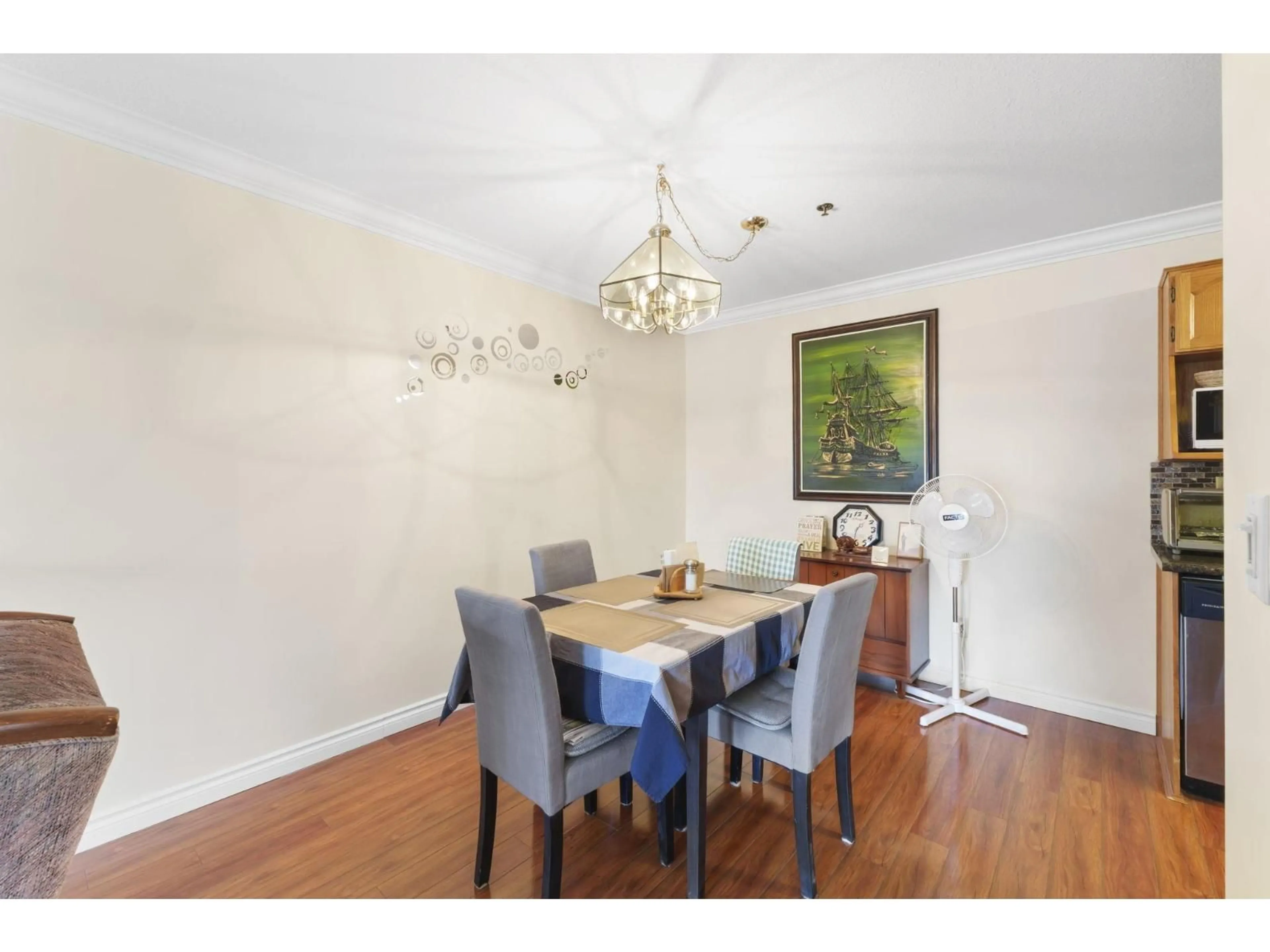 Dining room, wood/laminate floor for 315 - 33535 KING, Abbotsford British Columbia V2S6Z5