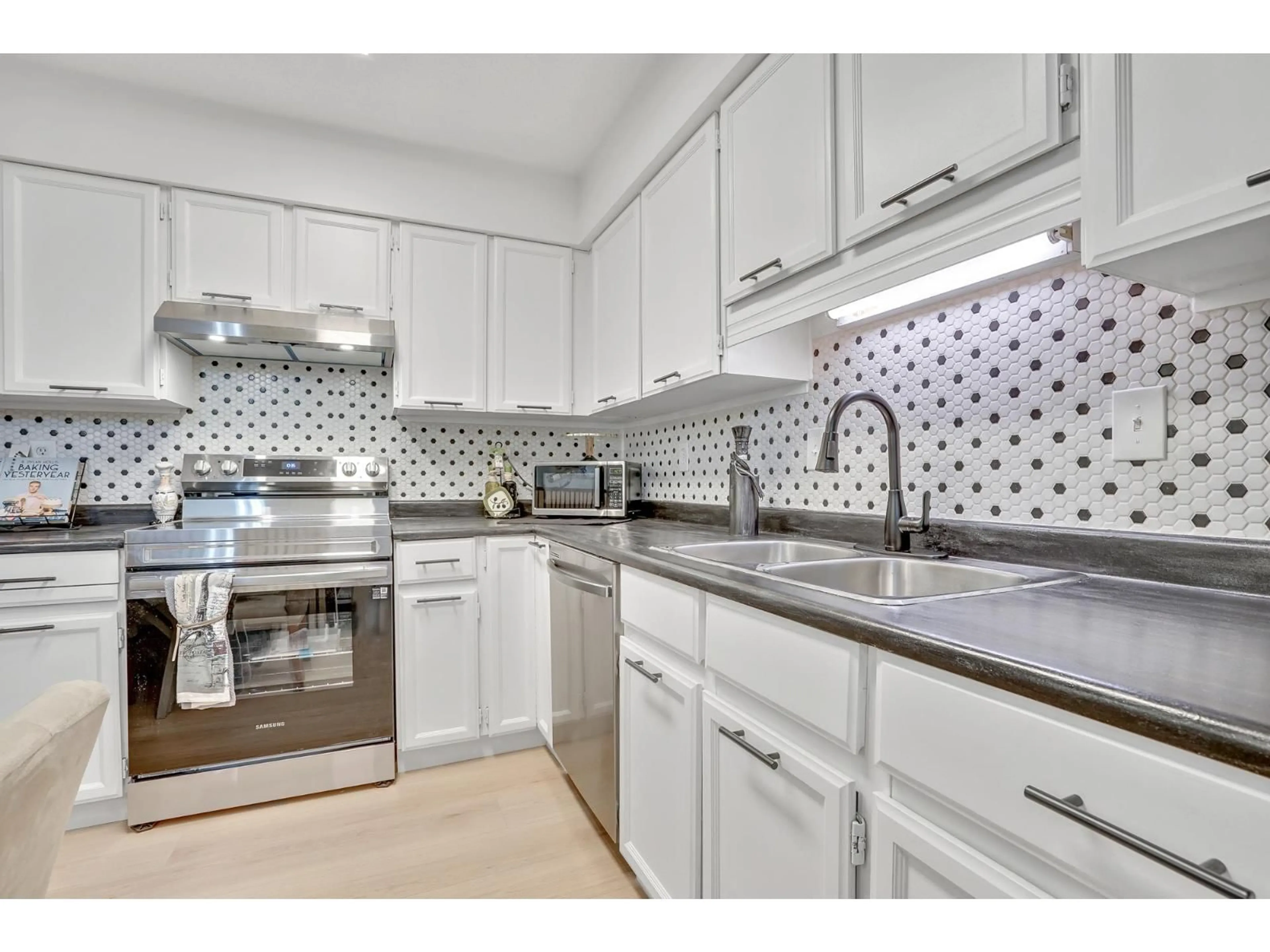 Standard kitchen, ceramic/tile floor for 310 - 33490 COTTAGE, Abbotsford British Columbia V2S6B8