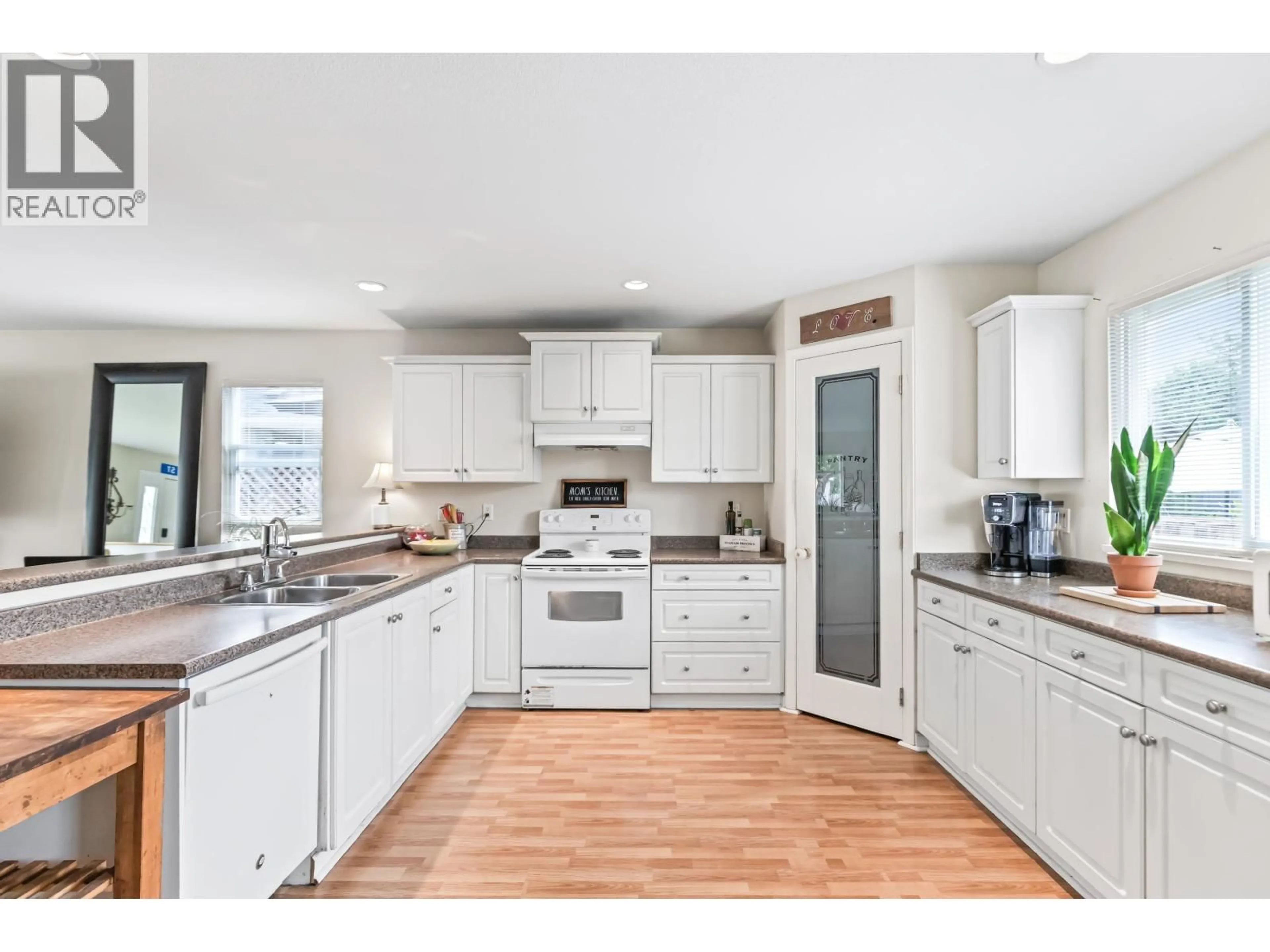 Open concept kitchen, ceramic/tile floor for 22666 123 AVENUE, Maple Ridge British Columbia V2X4E2