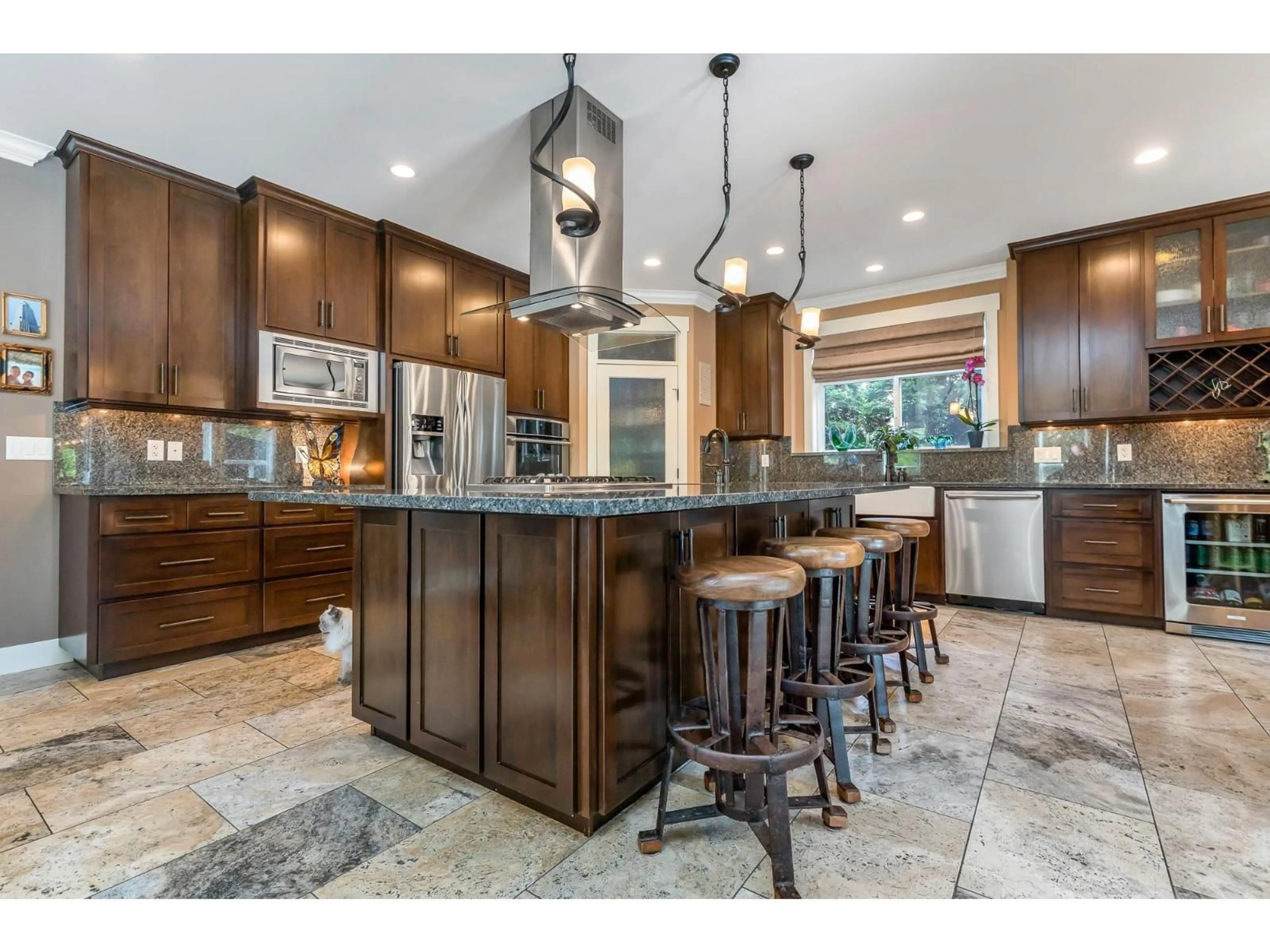 Open concept kitchen, ceramic/tile floor for 8415 BAILEY, Mission British Columbia V4S0B3
