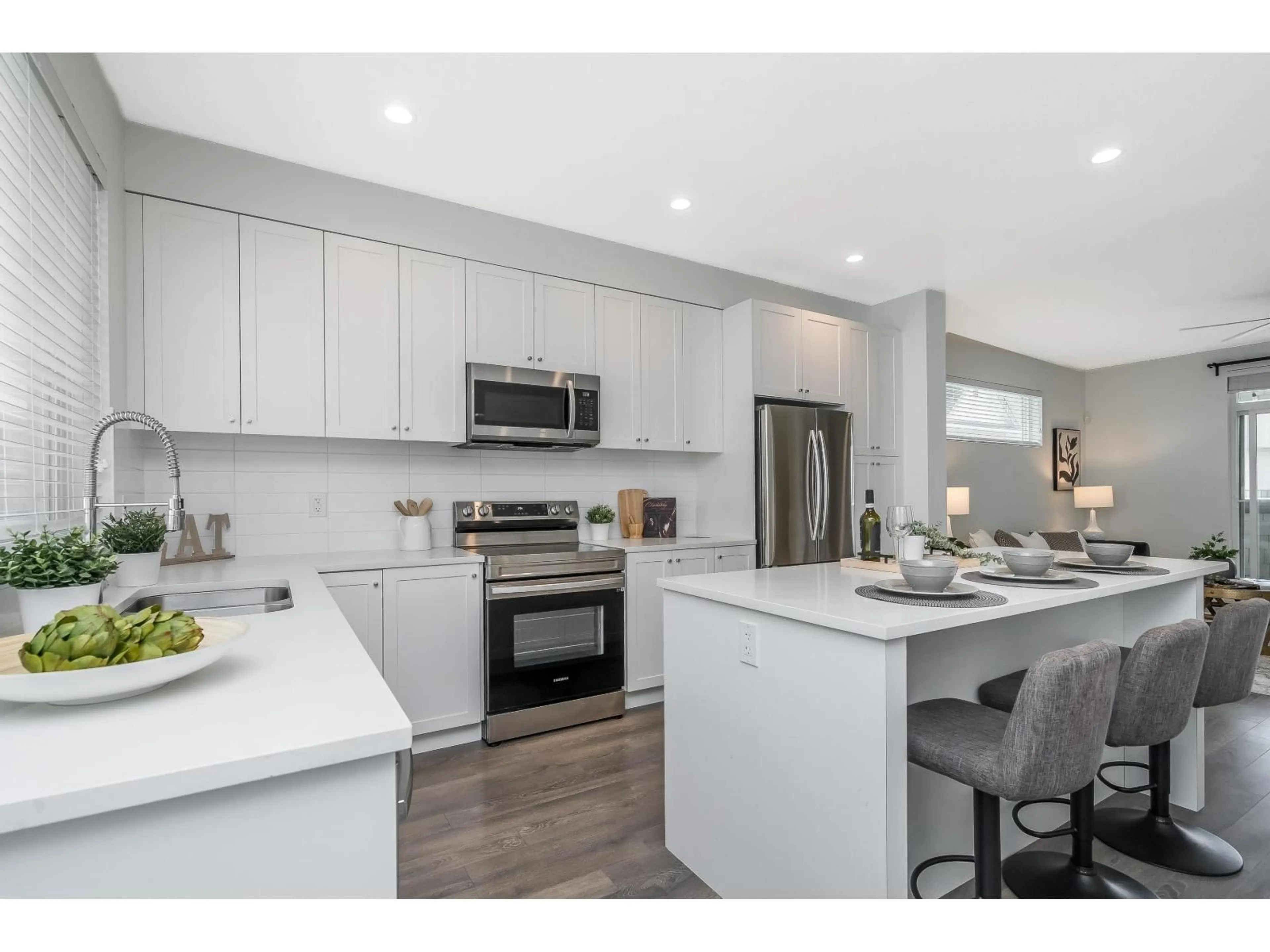 Open concept kitchen, unknown for 105 - 15850 85, Surrey British Columbia V4N6W2