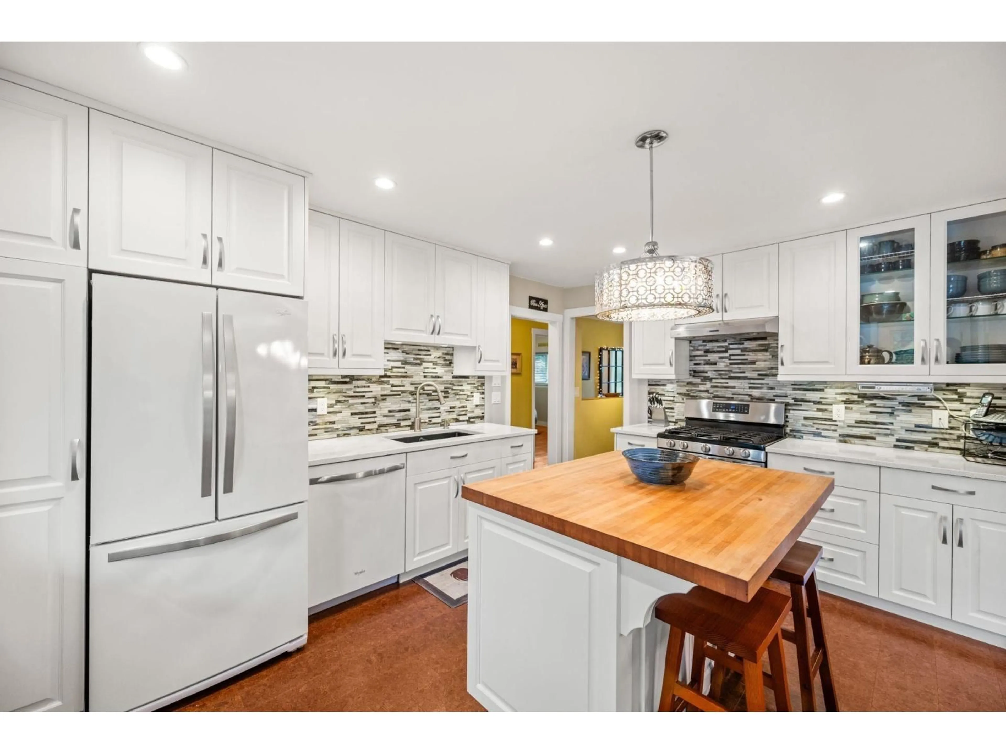 Open concept kitchen, unknown for 13558 15 AVENUE, Surrey British Columbia V4A1L2