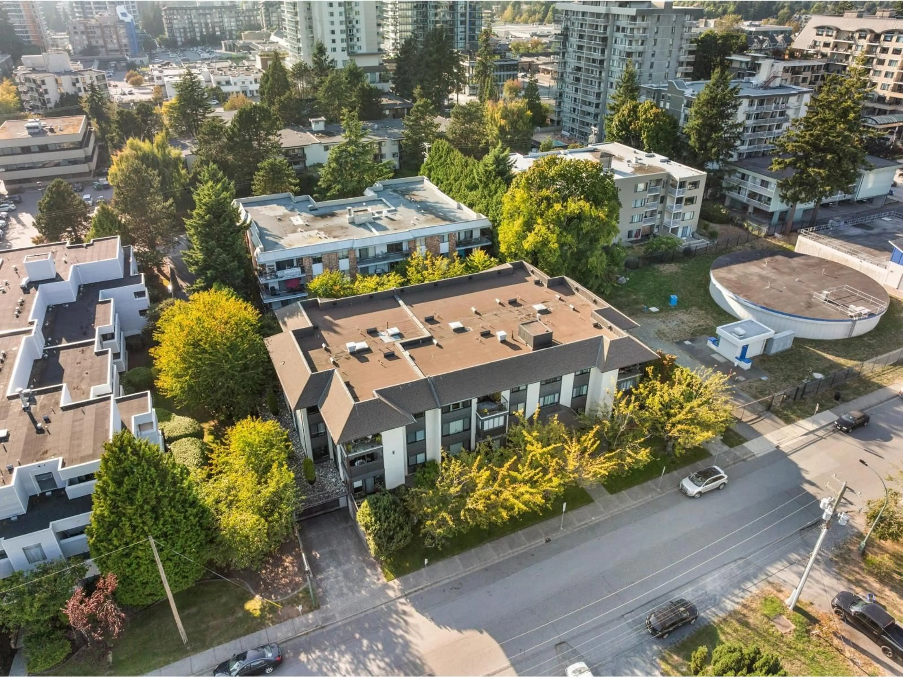 A pic from outside/outdoor area/front of a property/back of a property/a pic from drone, unknown for 205 - 1531 MERKLIN, White Rock British Columbia V4B4C6