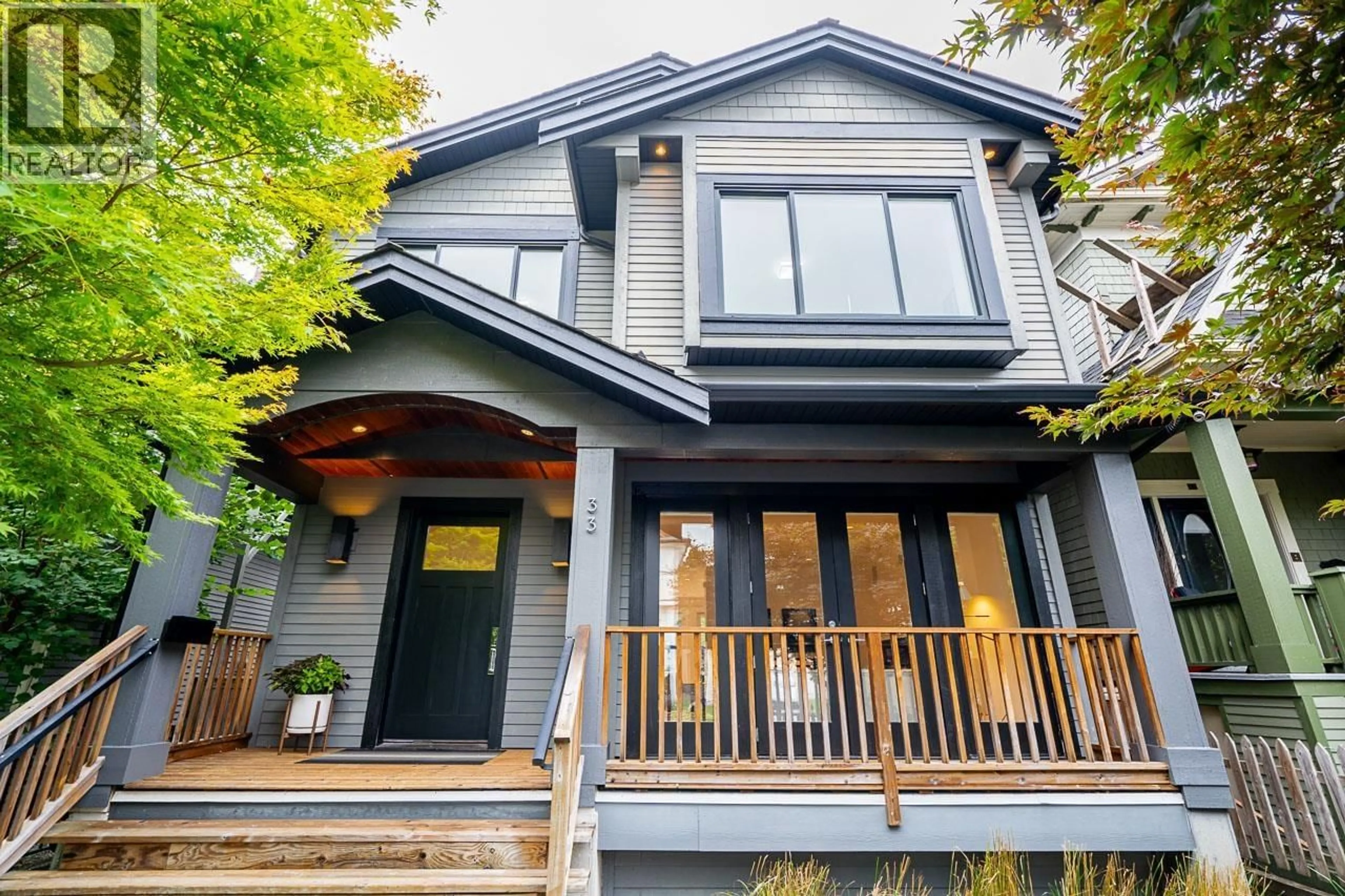 Home with vinyl exterior material, street for 33 22ND AVENUE, Vancouver British Columbia V5V1T3
