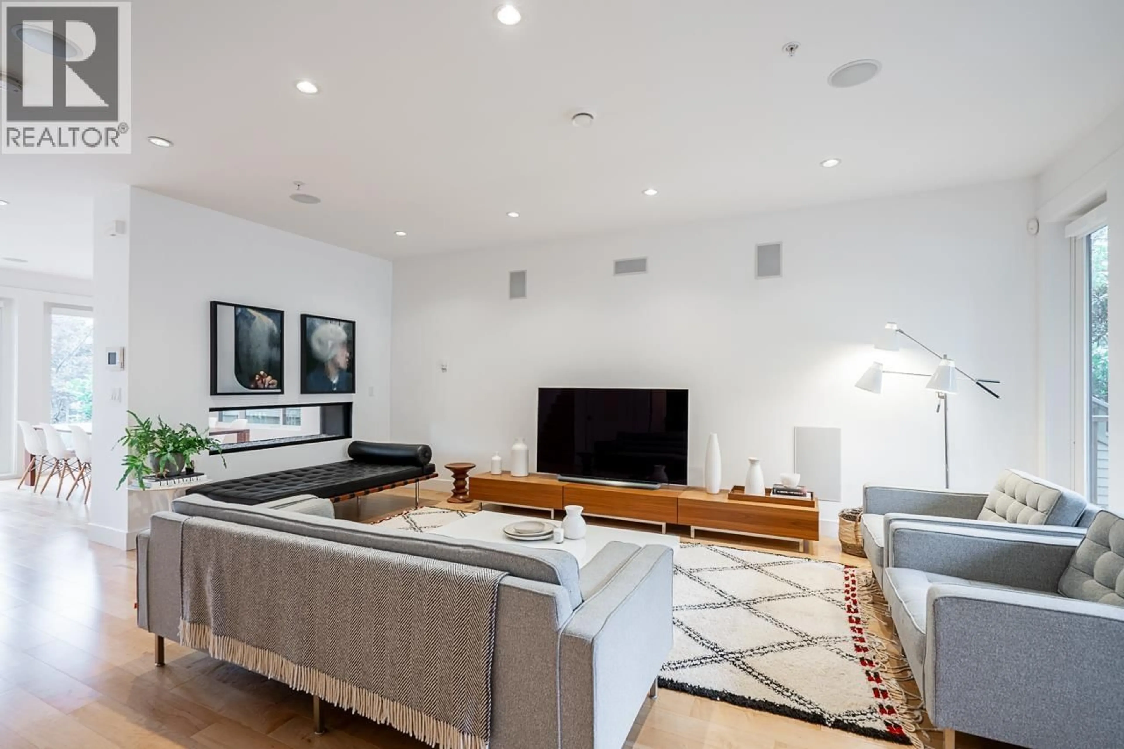 Living room with furniture, unknown for 33 22ND AVENUE, Vancouver British Columbia V5V1T3