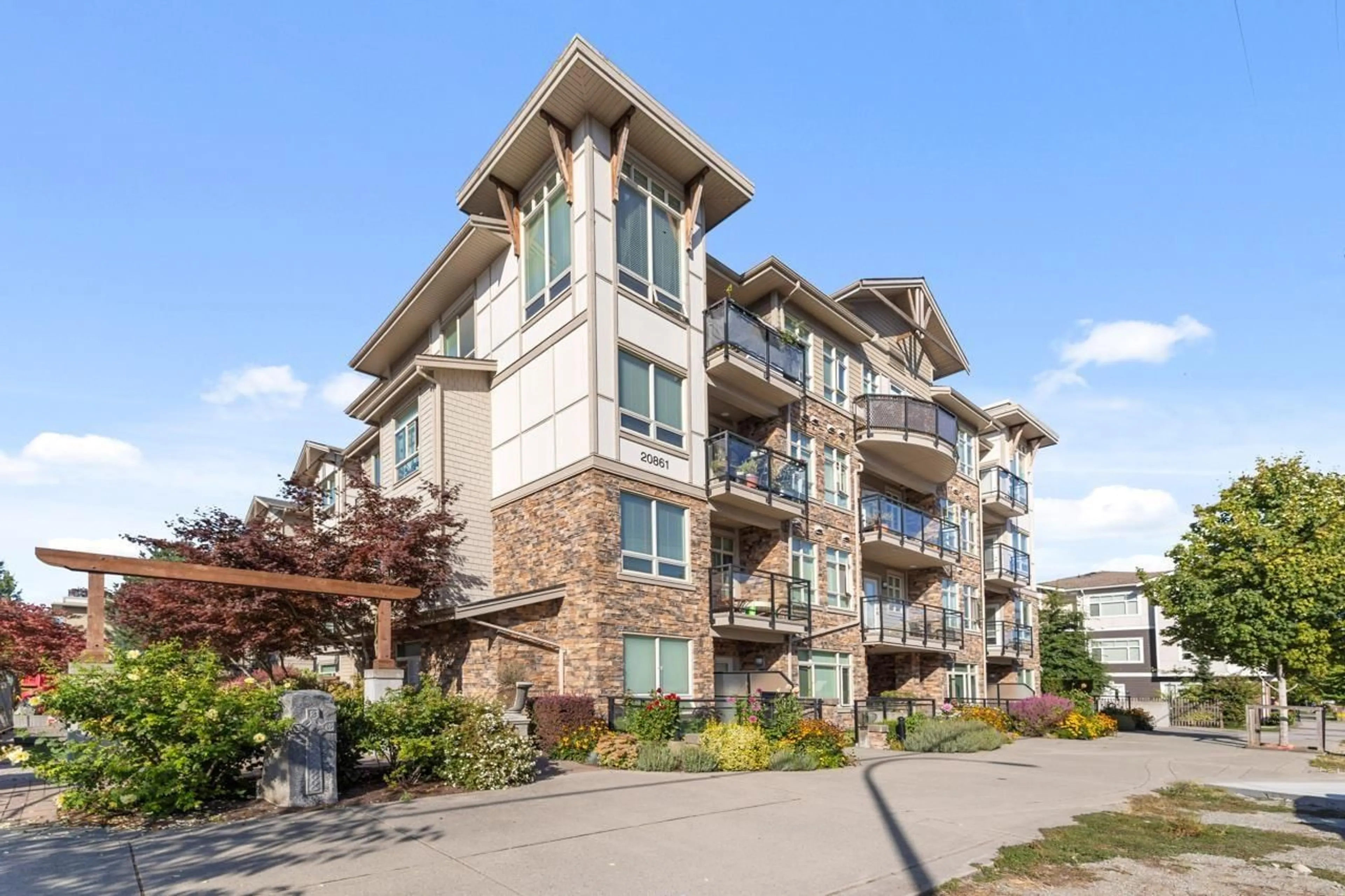 Patio, building for 301 - 20861 83, Langley British Columbia V2Y0M8