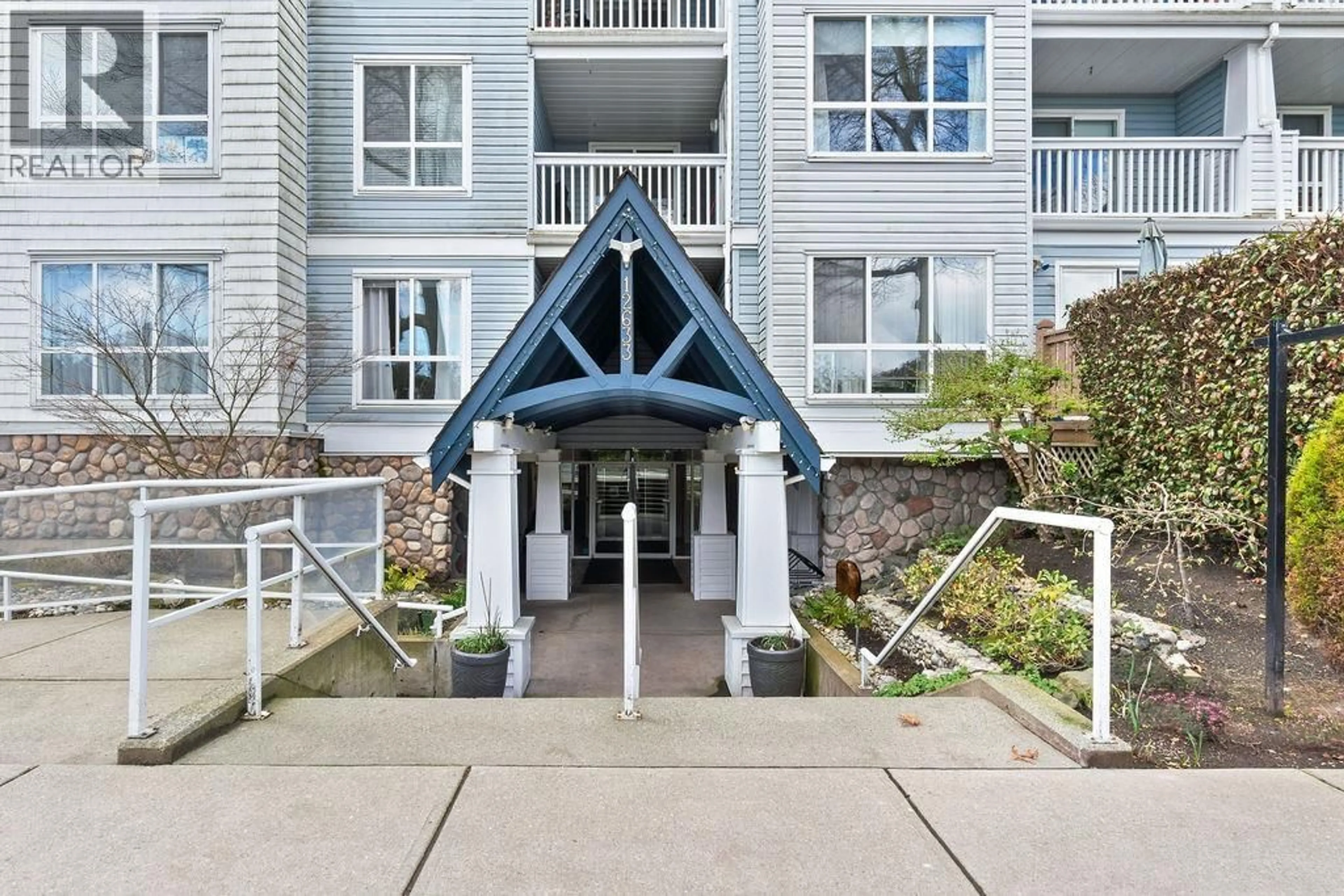 Indoor foyer for 327 - 12633 NO. 2 ROAD, Richmond British Columbia V7E6N5
