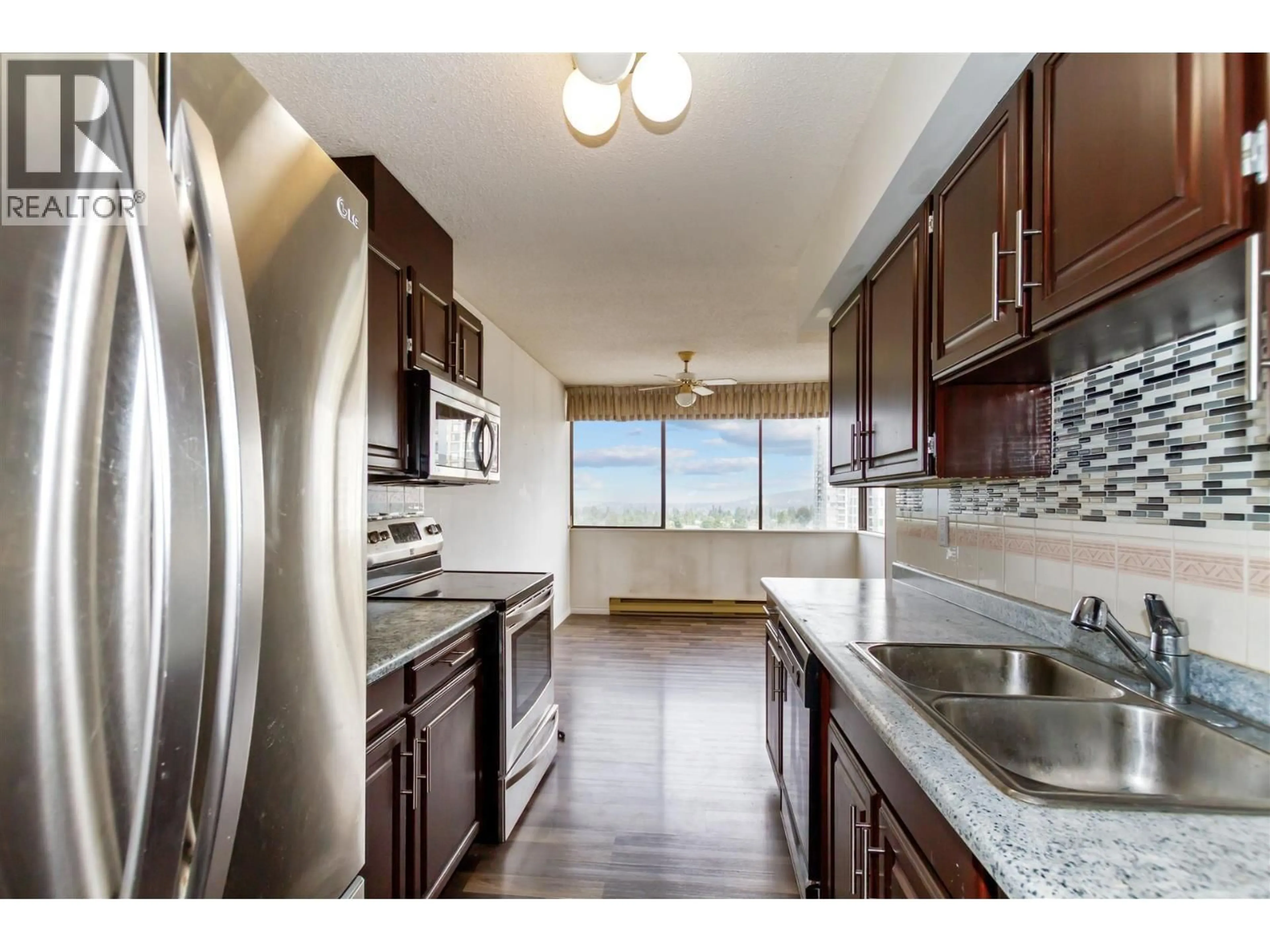 Standard kitchen, unknown for 1401 - 7235 SALISBURY AVENUE, Burnaby British Columbia V5E4E6