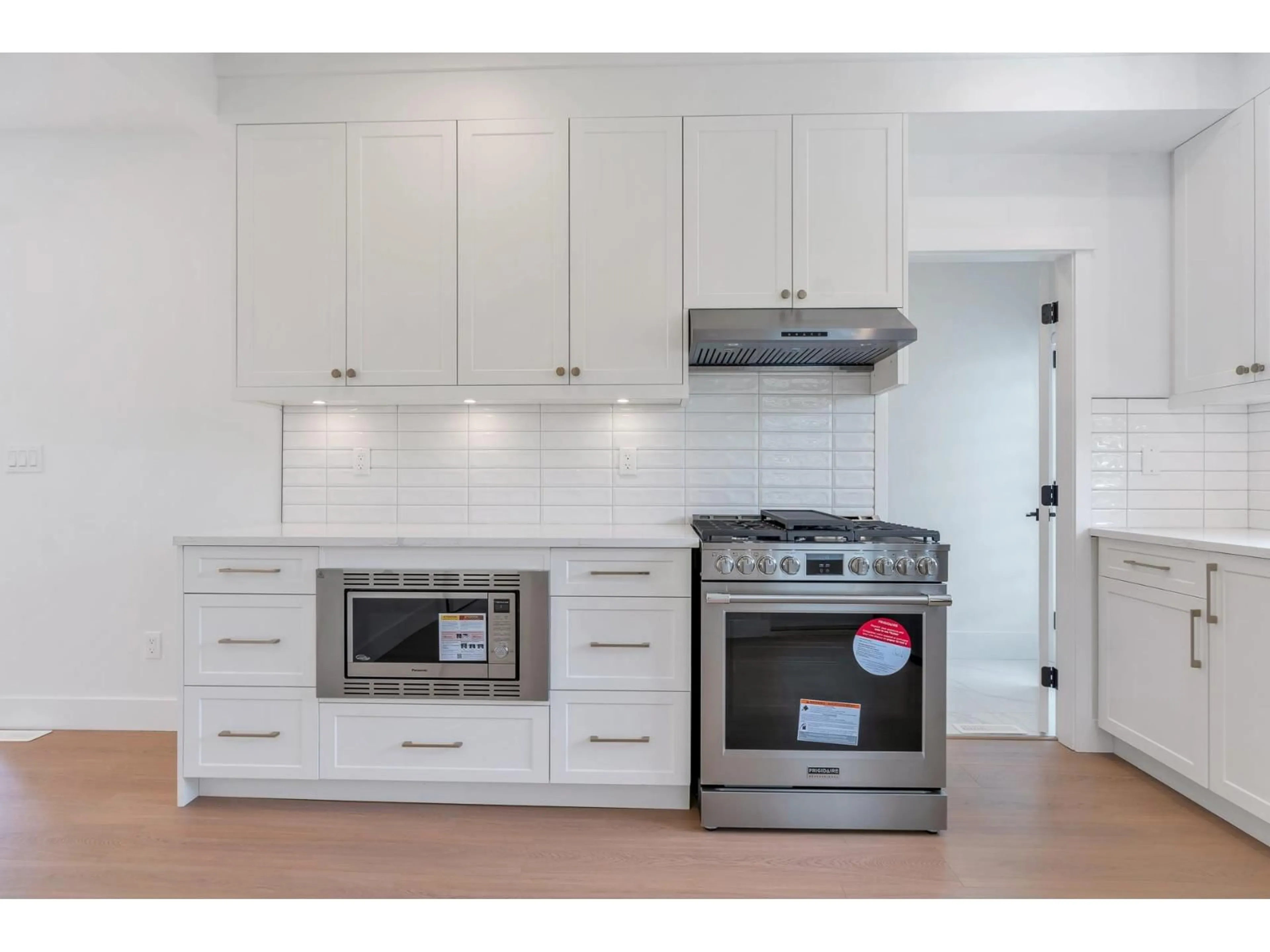 Open concept kitchen, wood/laminate floor for 2290 MOULDSTADE, Abbotsford British Columbia V2S3X4