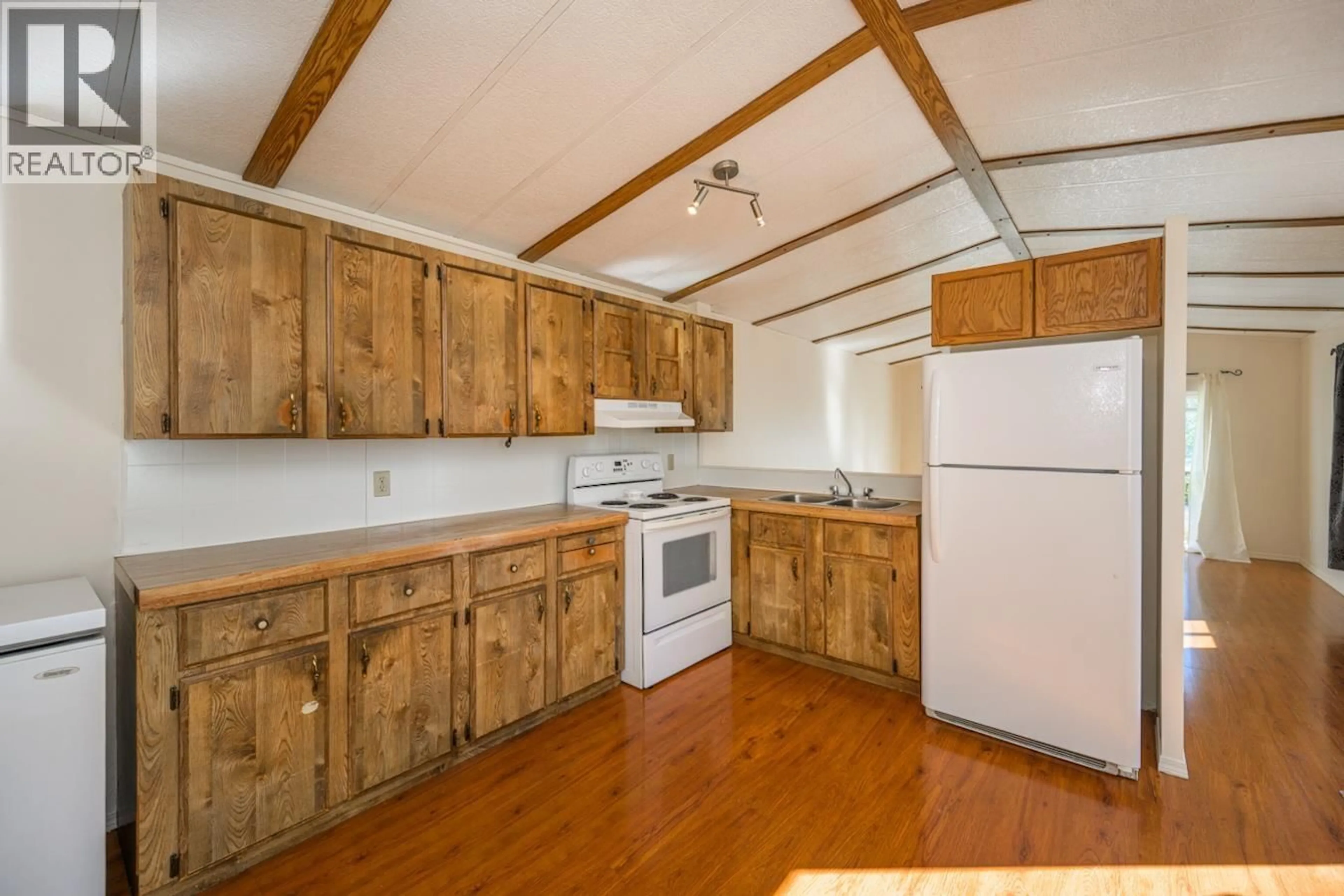 Standard kitchen, wood/laminate floor for 8487 PETER ROAD, Prince George British Columbia V2K2W3