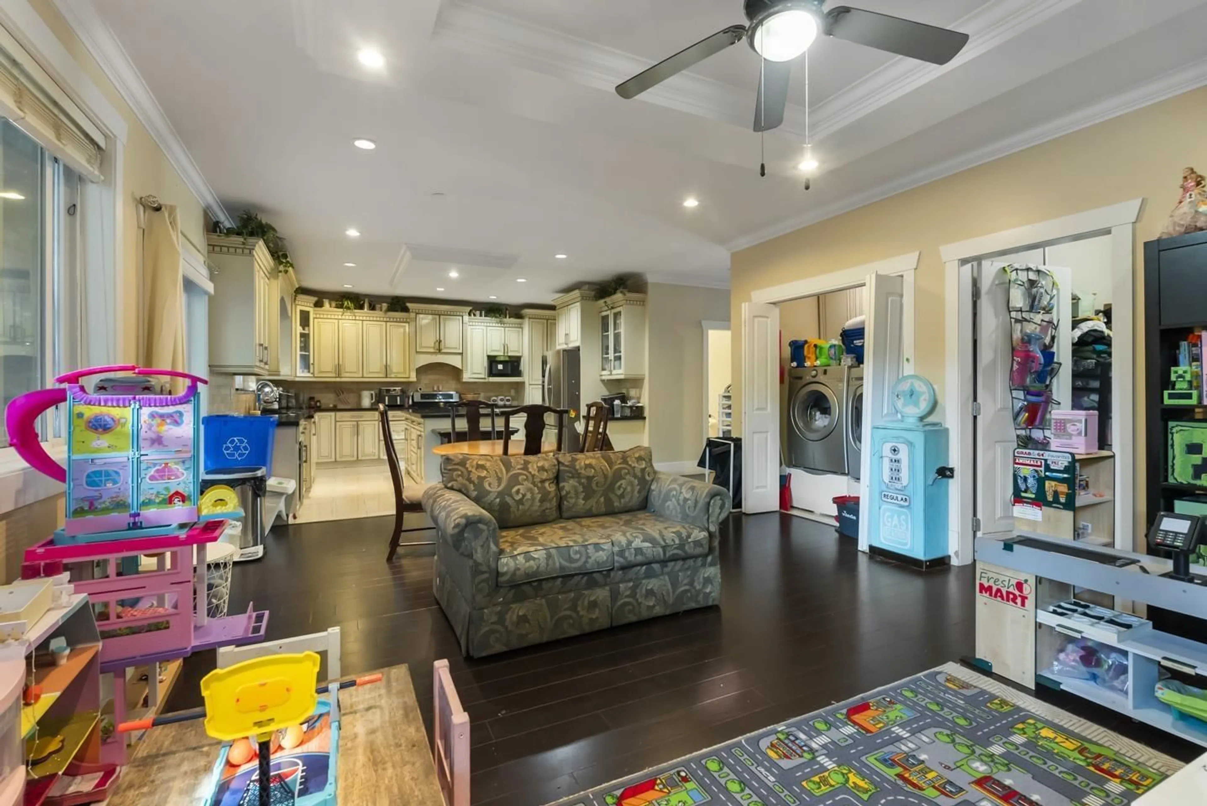 Open concept kitchen, unknown for 5841 138, Surrey British Columbia V3X0C9