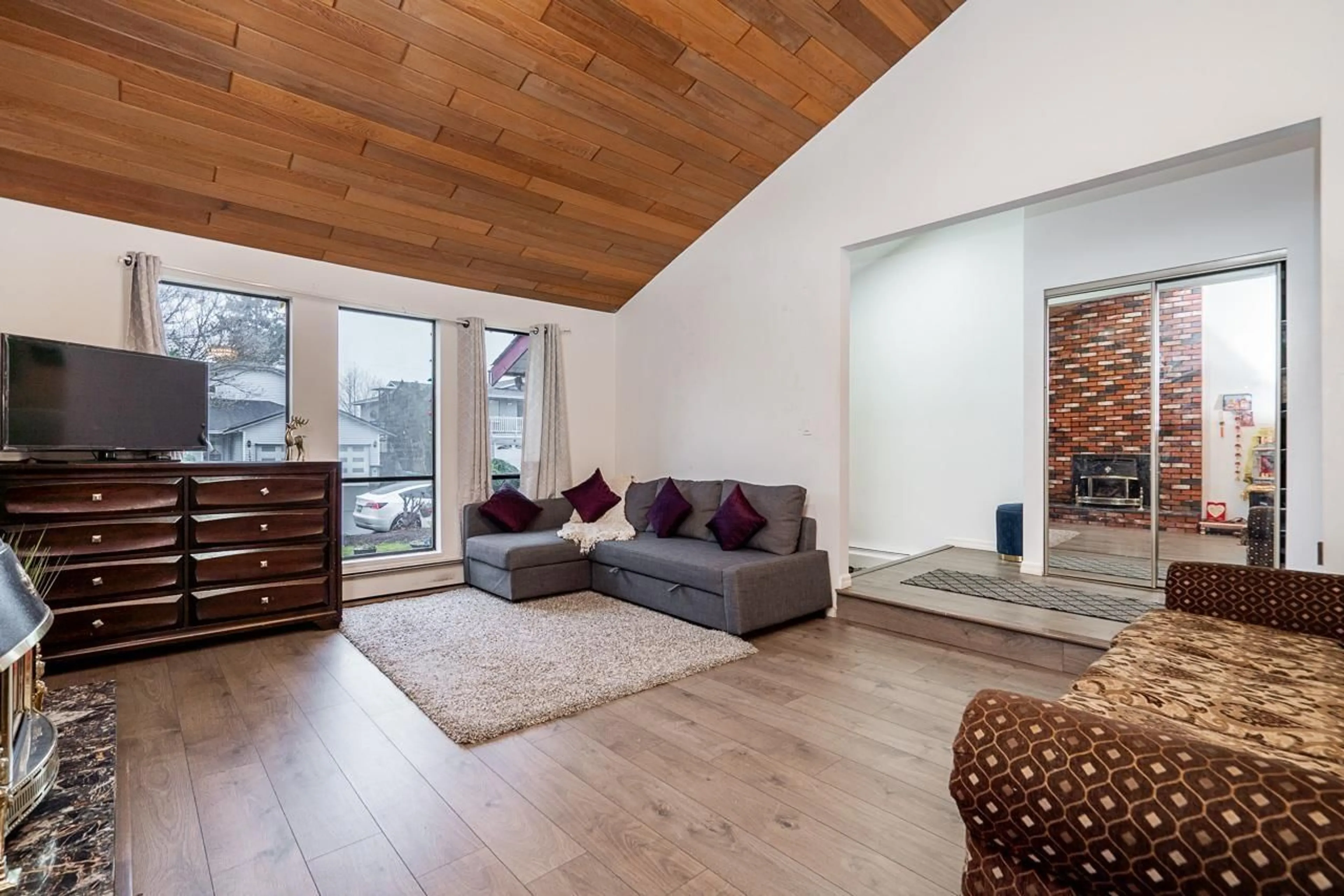 Living room with furniture, wood/laminate floor for 15672 99B, Surrey British Columbia V4N2W3