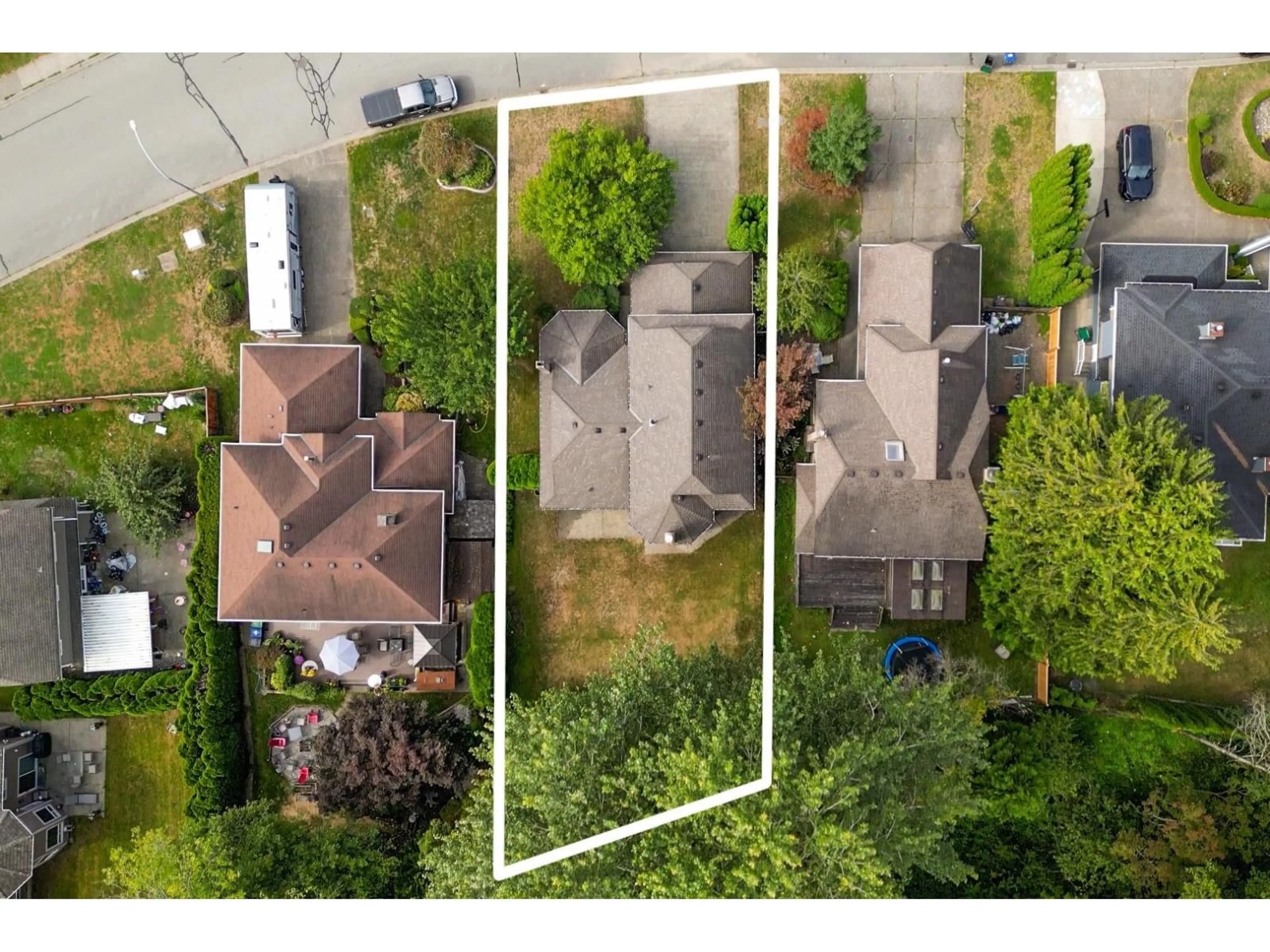 A pic from outside/outdoor area/front of a property/back of a property/a pic from drone, street for 8674 143, Surrey British Columbia V3W0N7