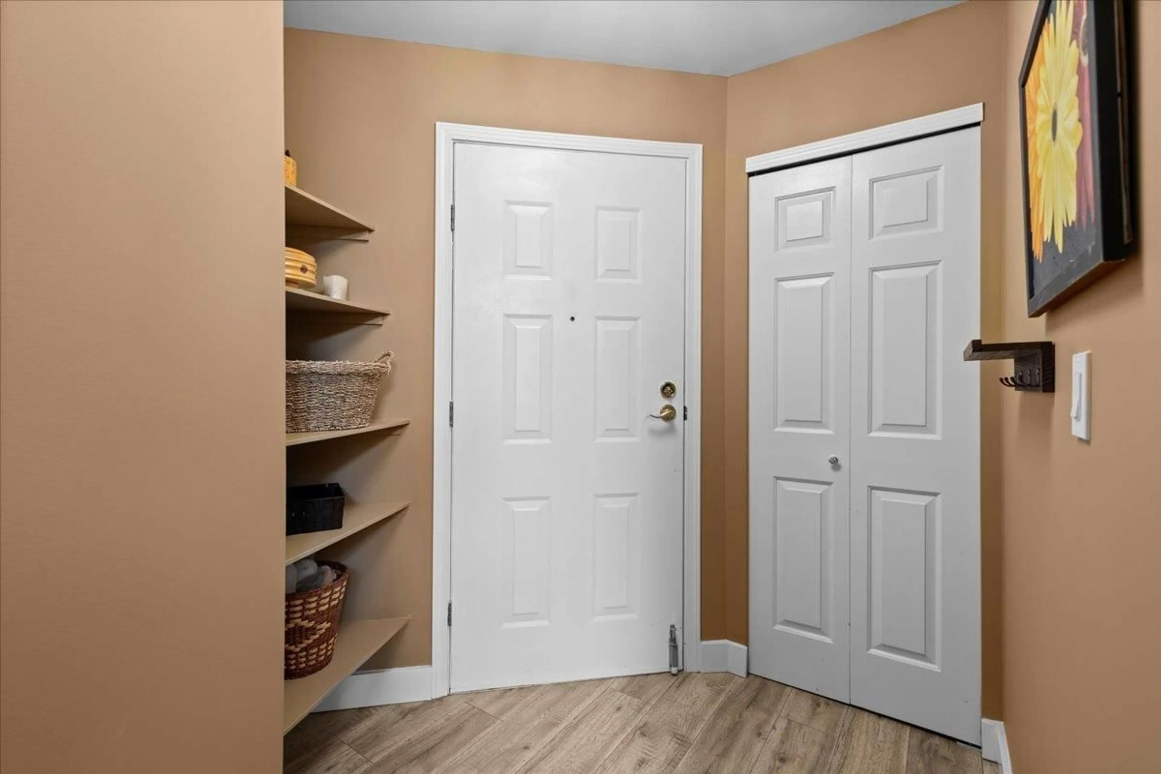 Indoor entryway for 307 - 32669 GEORGE FERGUSON, Abbotsford British Columbia V2T4E4