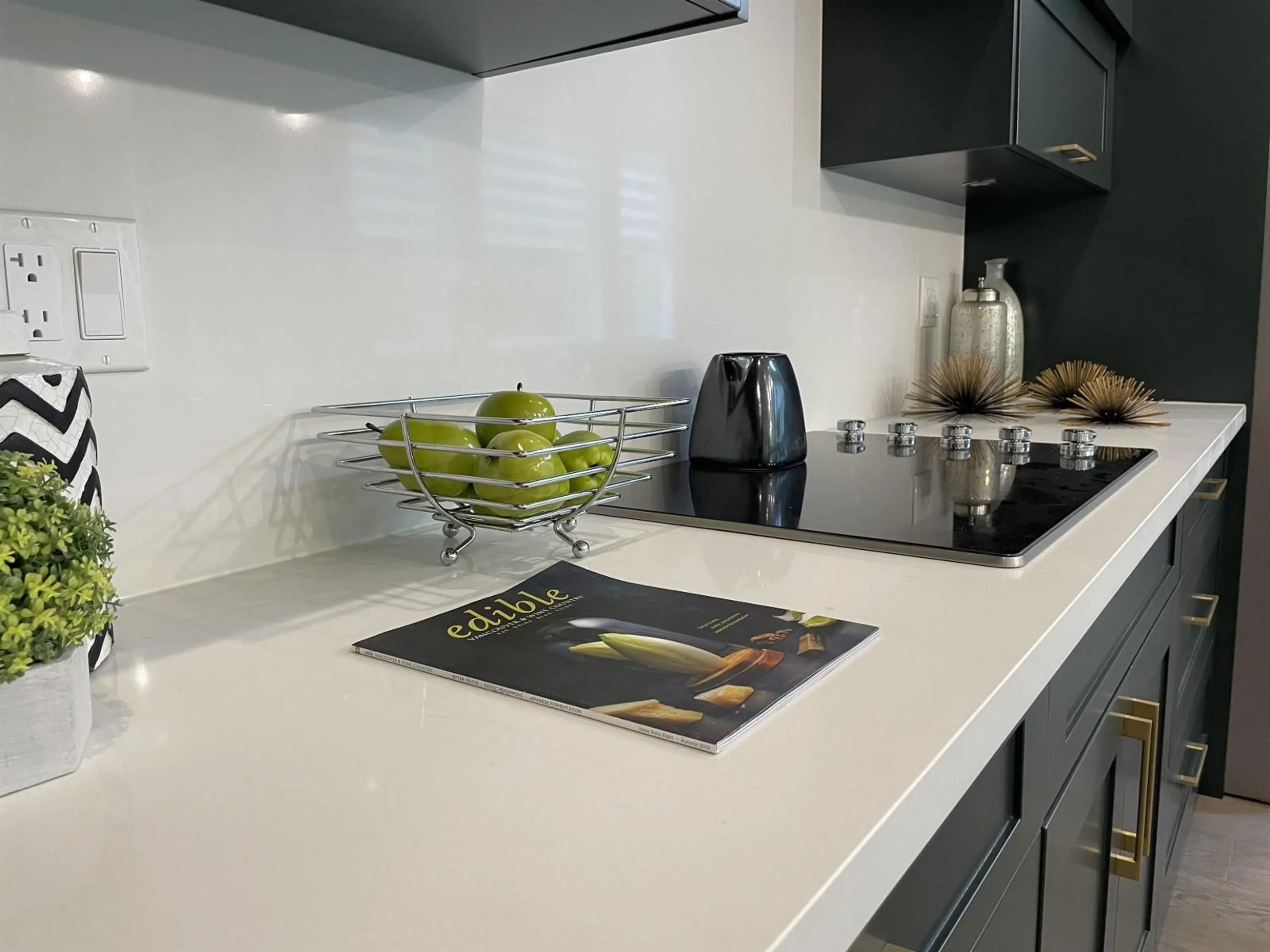 Contemporary kitchen, ceramic/tile floor for 9 - 7138 MARBLE HILL ROAD, Chilliwack British Columbia V4Z1J5
