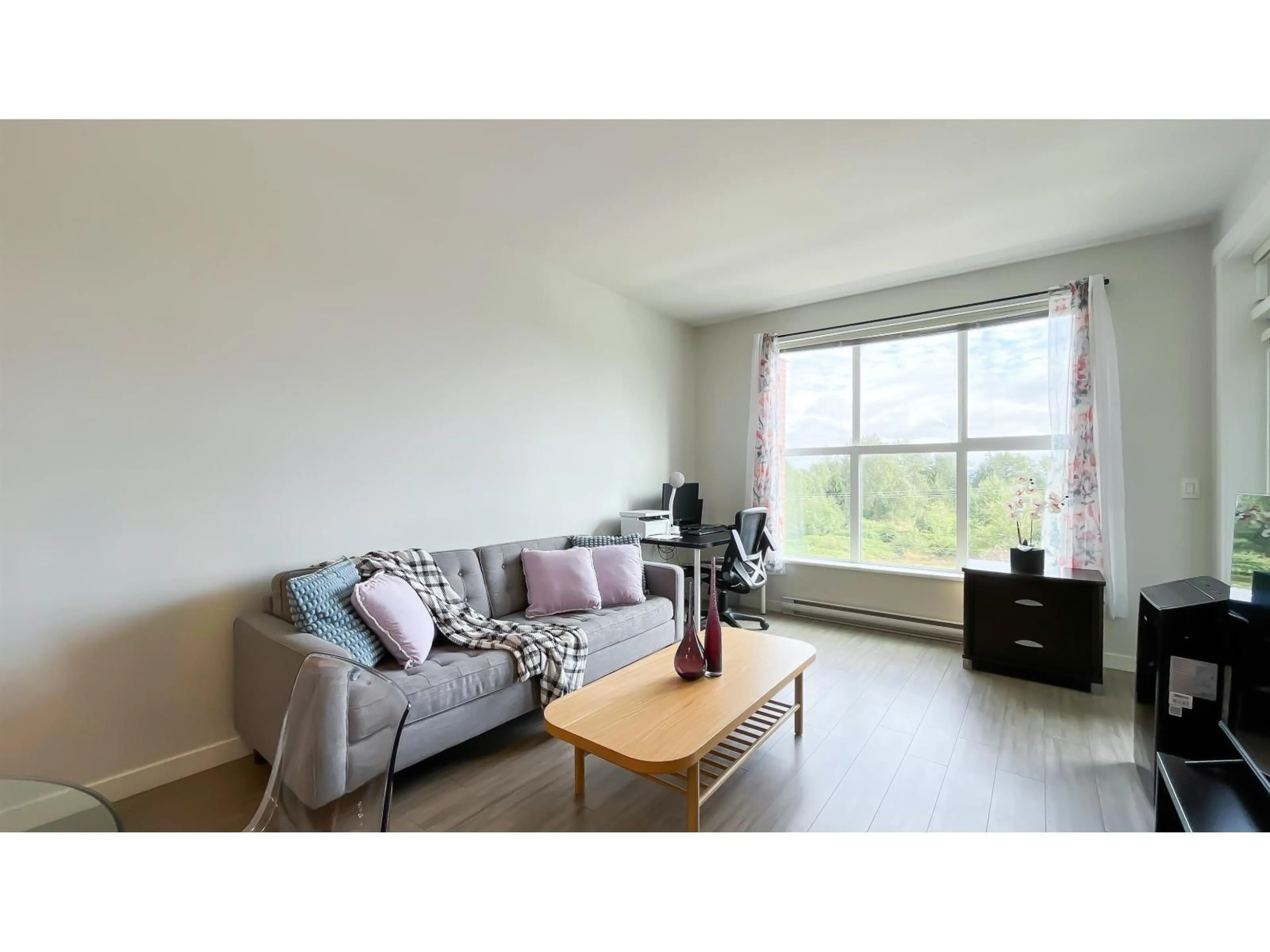 Living room with furniture, wood/laminate floor for C515 - 8150 207, Langley British Columbia V2Y4J4